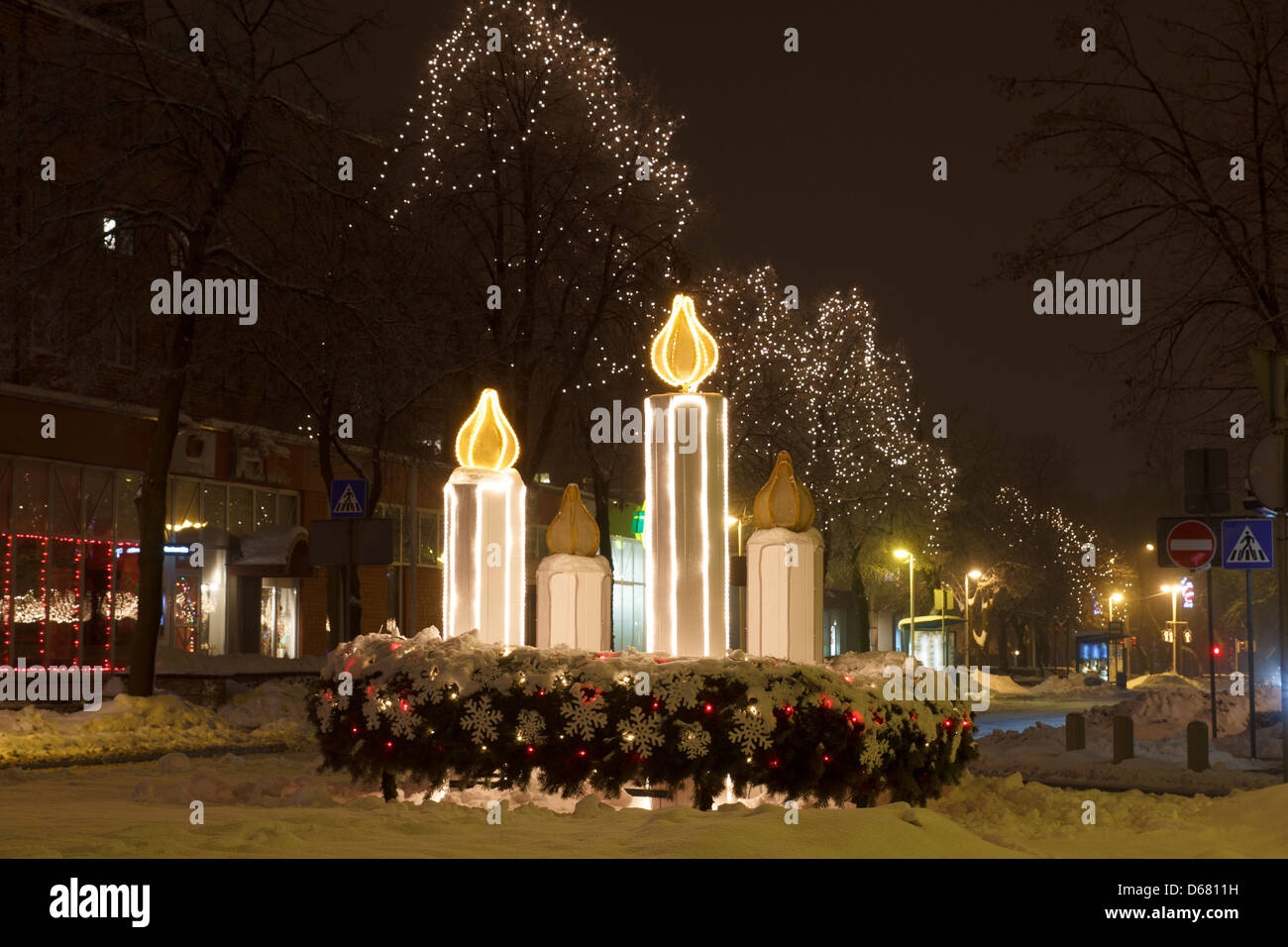Luces y decoraciones de Navidad en una ciudad. Velas de adviento Foto de stock