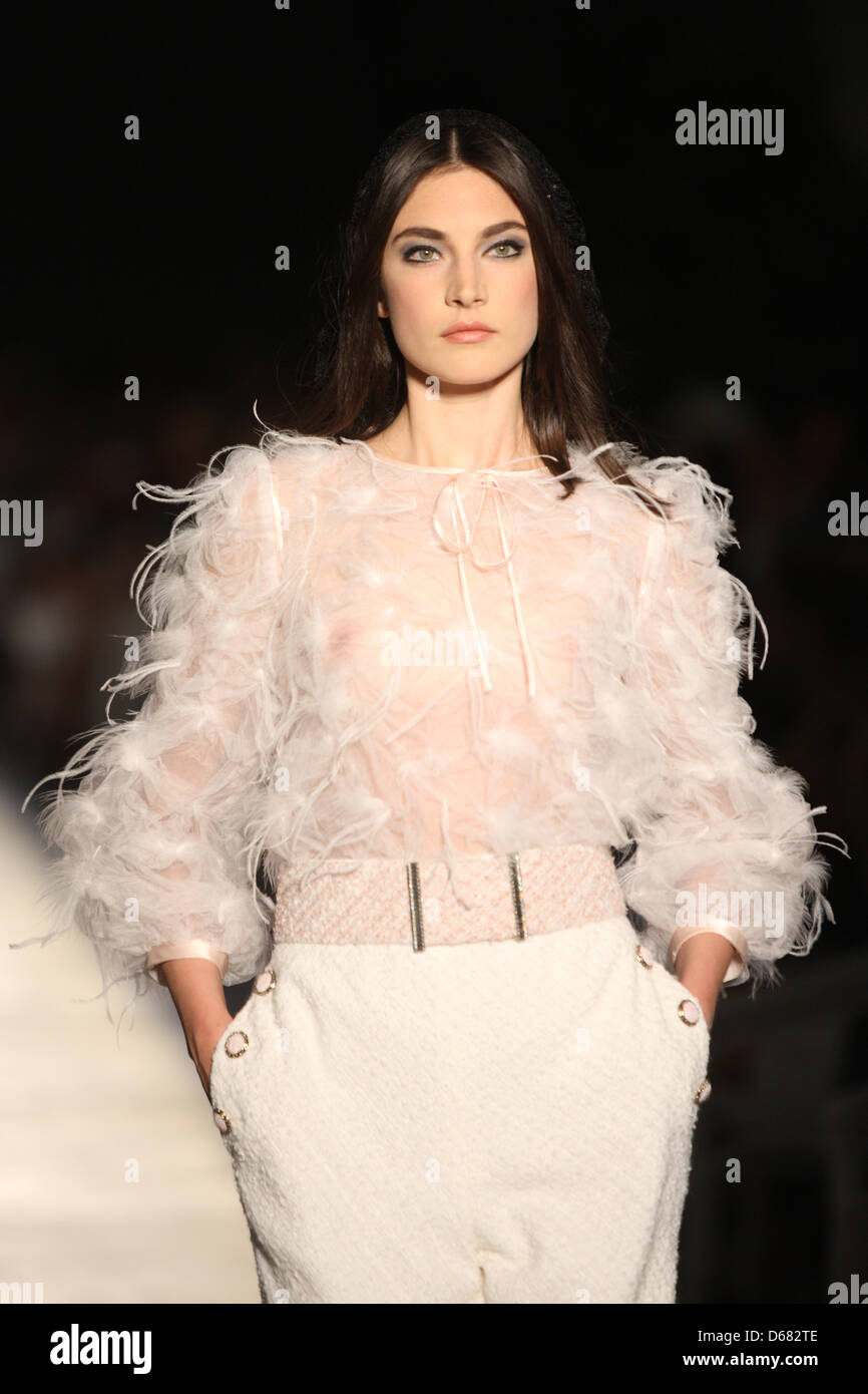 Un modelo luce una creación del diseñador Karl Lagerfeld, como parte de la  Chanel Haute Couture otoño/invierno 2012/2013 Colección presentada durante  la semana de la moda de Alta Costura de París, en