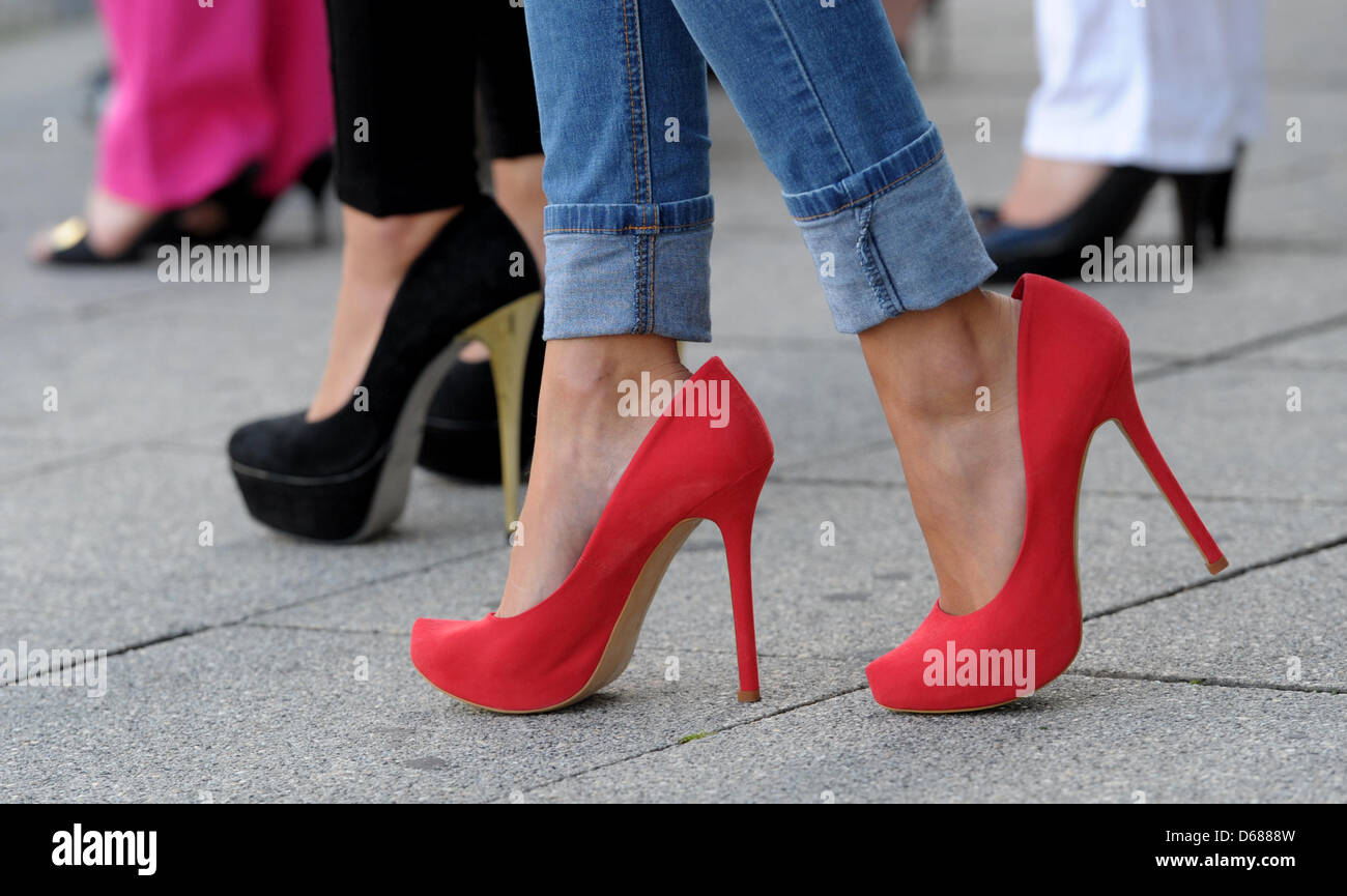 Mujeres en tacones altos sale