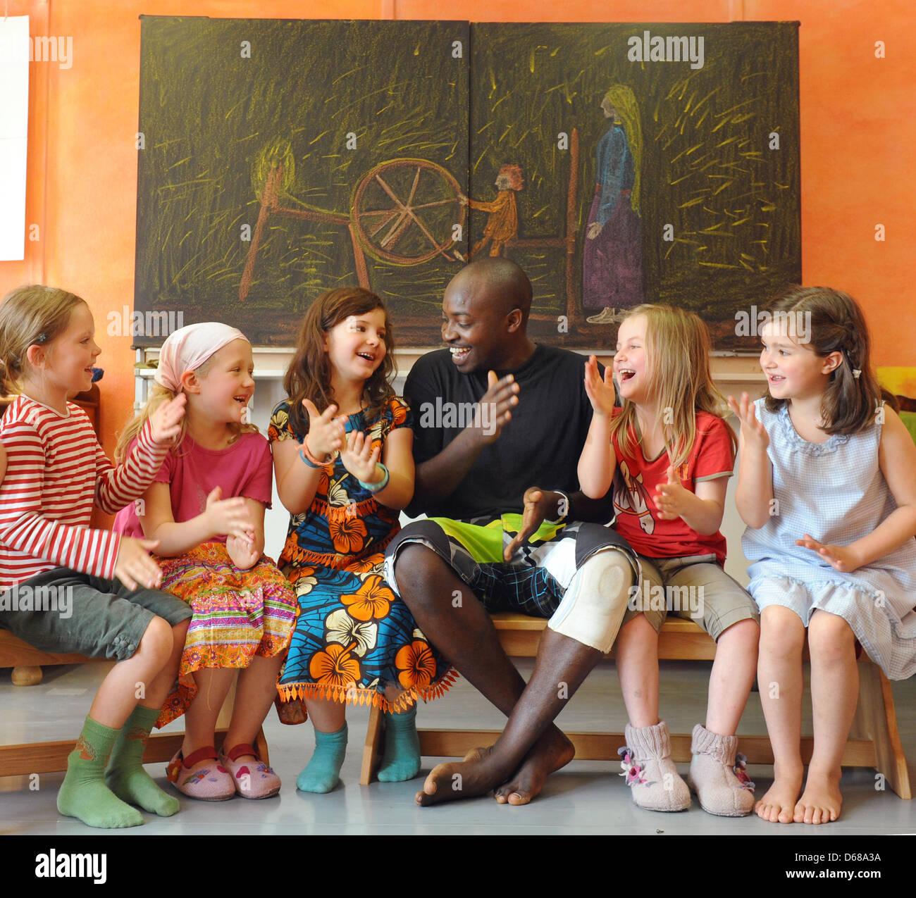 Abduorahmane Seck desde Senegal canta con alumnos de primer grado en la