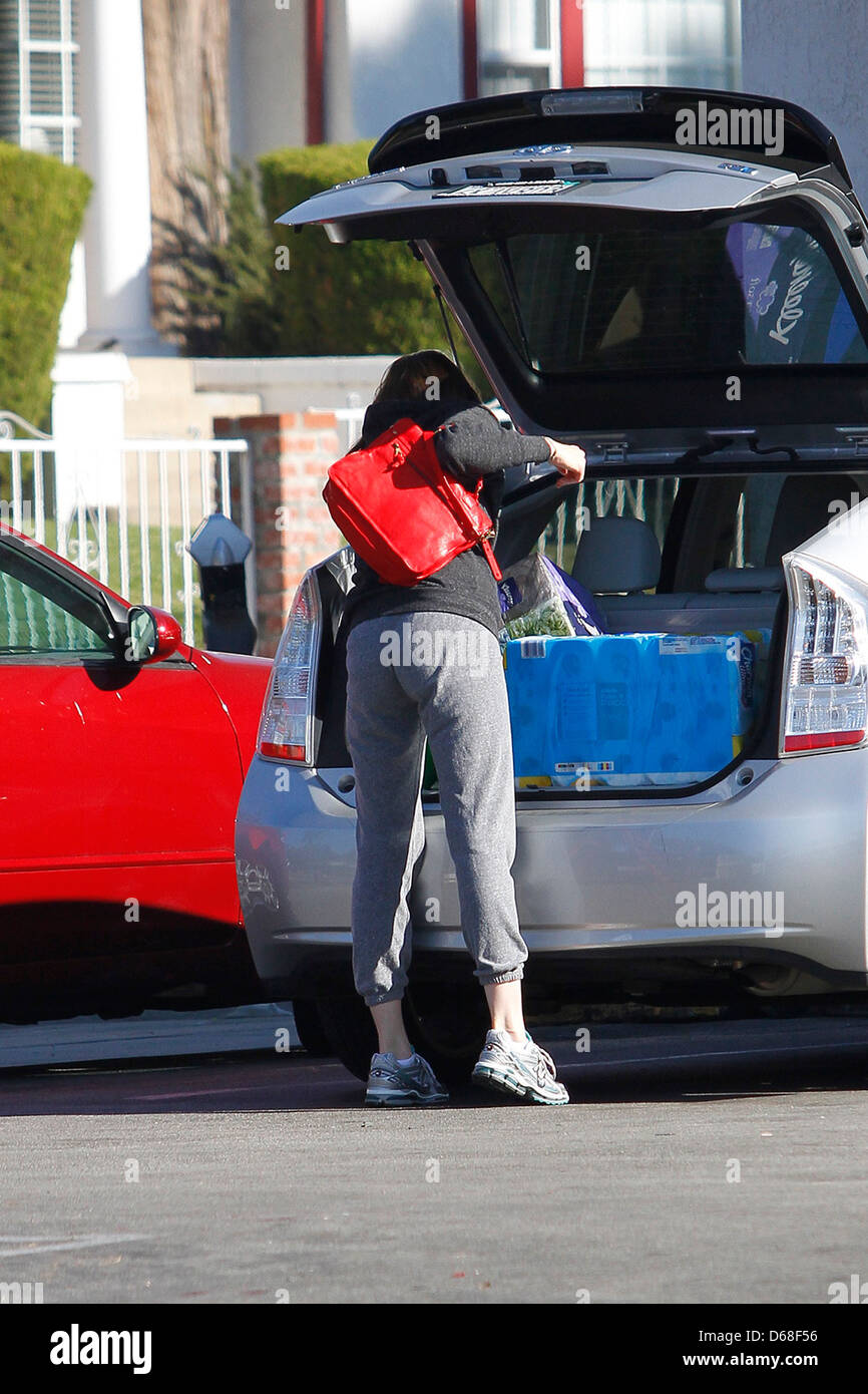 Mandy Moore viste pantalones de sudadera y una camiseta mientras compras en  Costco y funciona la naturaleza de Los Ángeles, California - 09.12.11  Fotografía de stock - Alamy