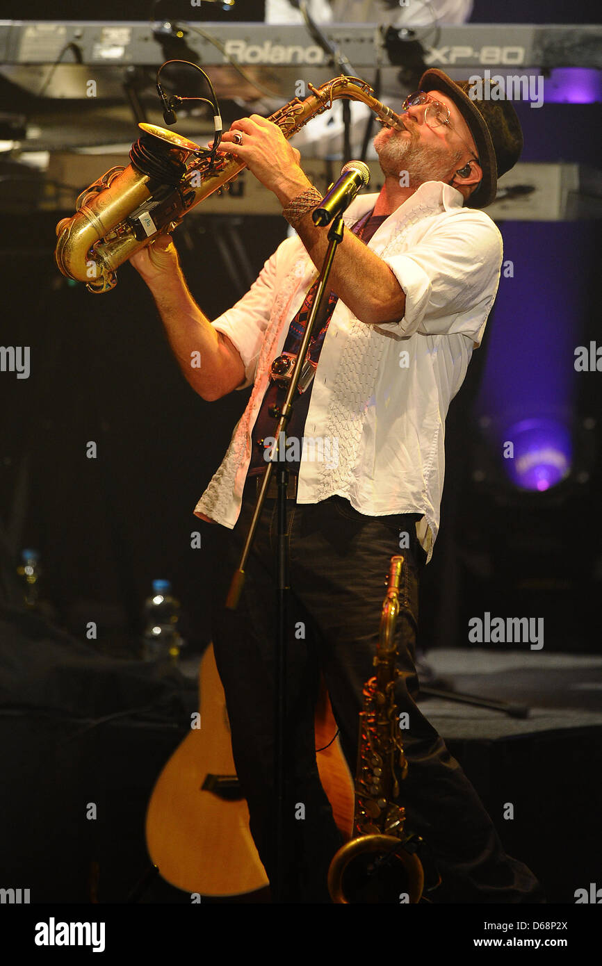 El saxofonista Todd Cooper realiza en el escenario durante el Alan Parsons Live Project tour 2012 en Circus Krone en Munich, Alemania, el 19 de julio de 2012. Foto: Revierfoto Foto de stock
