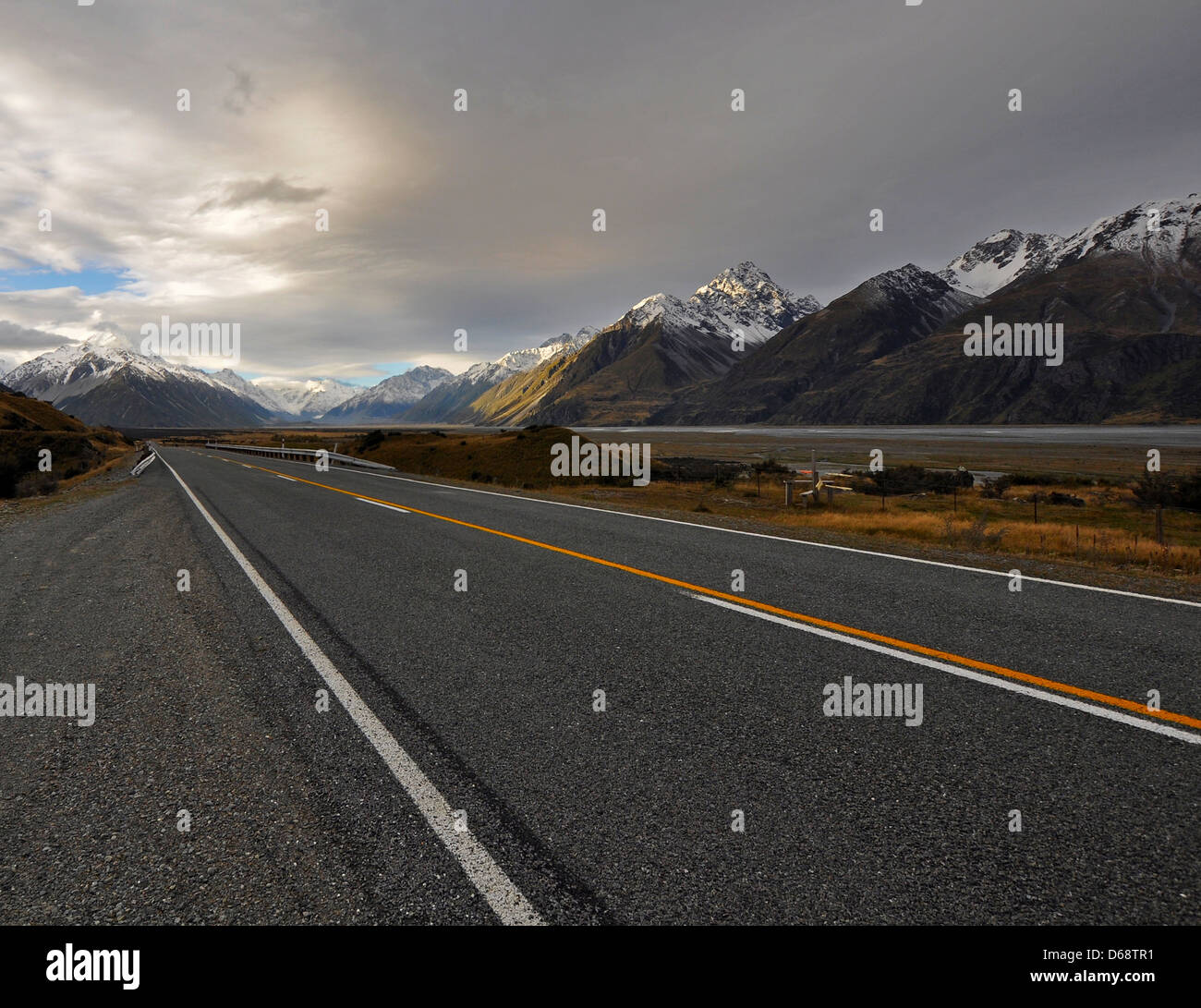 Nueva Zelanda Isla Sur paisaje de montaña y carretera Foto de stock