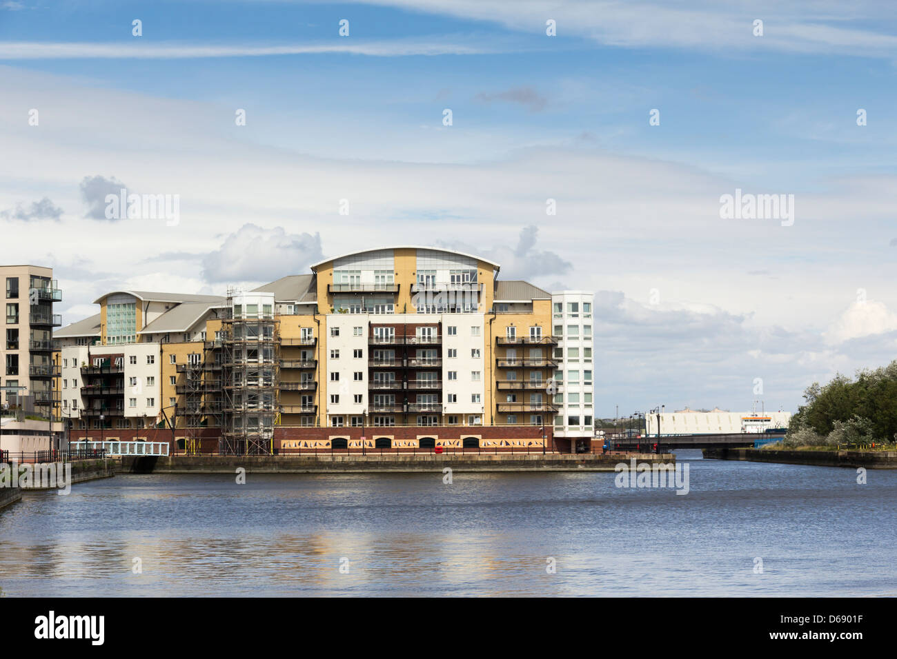 Un bloque de apartamentos posmoderno recién construida en la cuenca Roath Porth Teigr en el área de la Bahía de Cardiff. Foto de stock