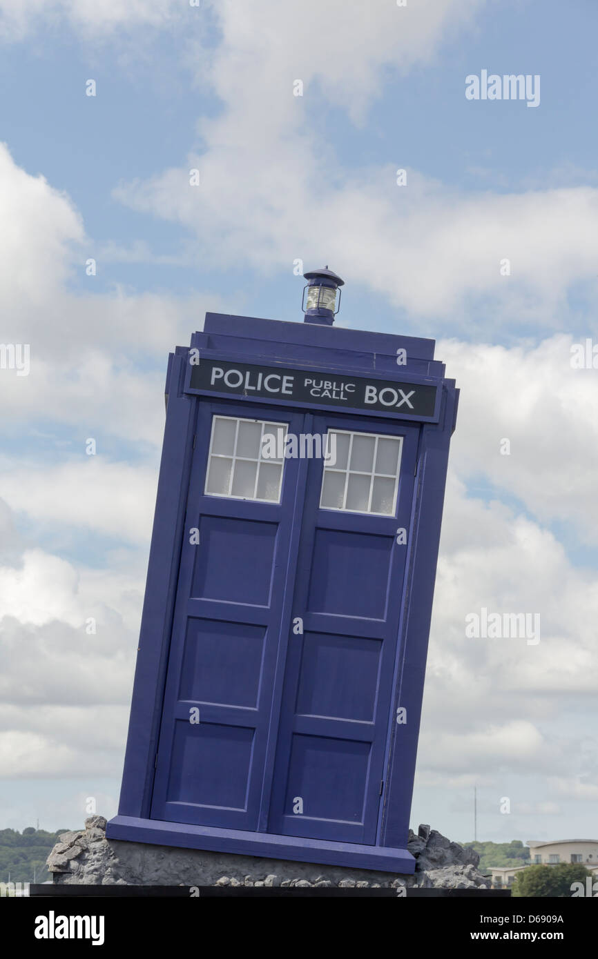 TARDIS, una máquina capaz de ficción para viajar en el tiempo y en el espacio, en la pantalla de fuera al médico que la experiencia en la Bahía de Cardiff. Foto de stock