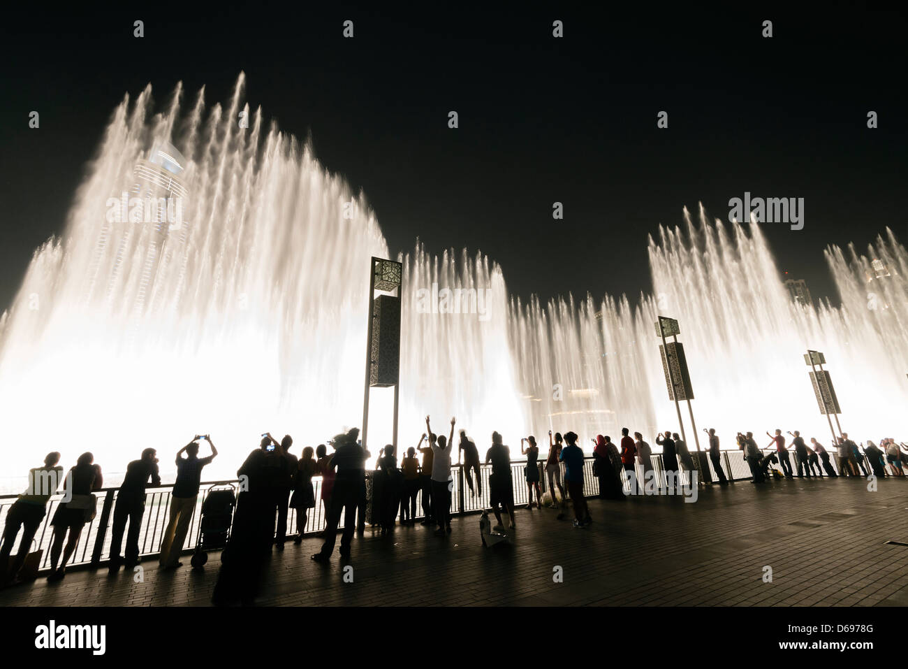 Vista nocturna de la fuente de Dubai en el Dubai Mall, en el centro de Dubai, Emiratos Árabes Unidos Foto de stock
