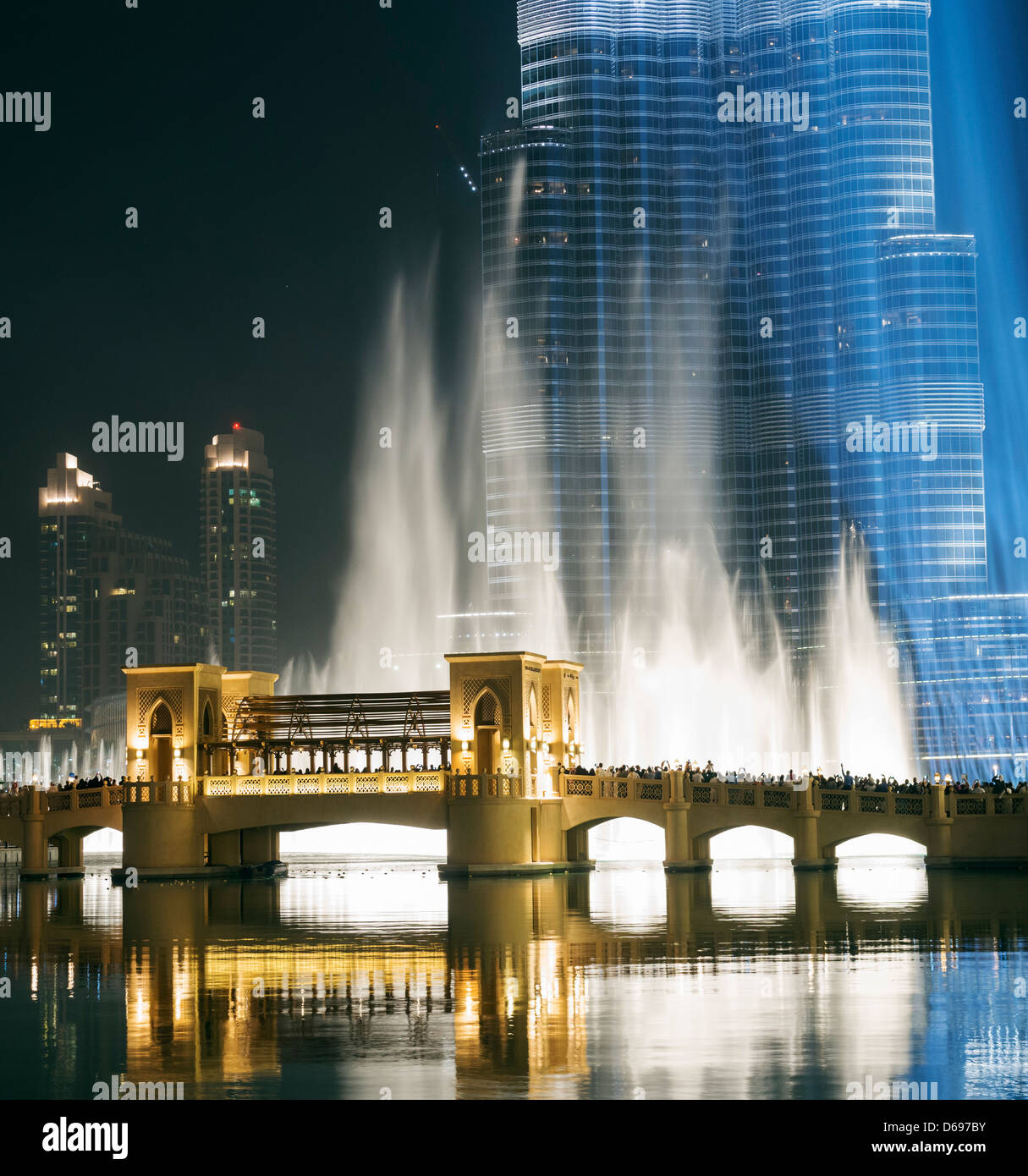 Vista nocturna de la fuente de Dubai en el Dubai Mall, en el centro de Dubai, Emiratos Árabes Unidos Foto de stock