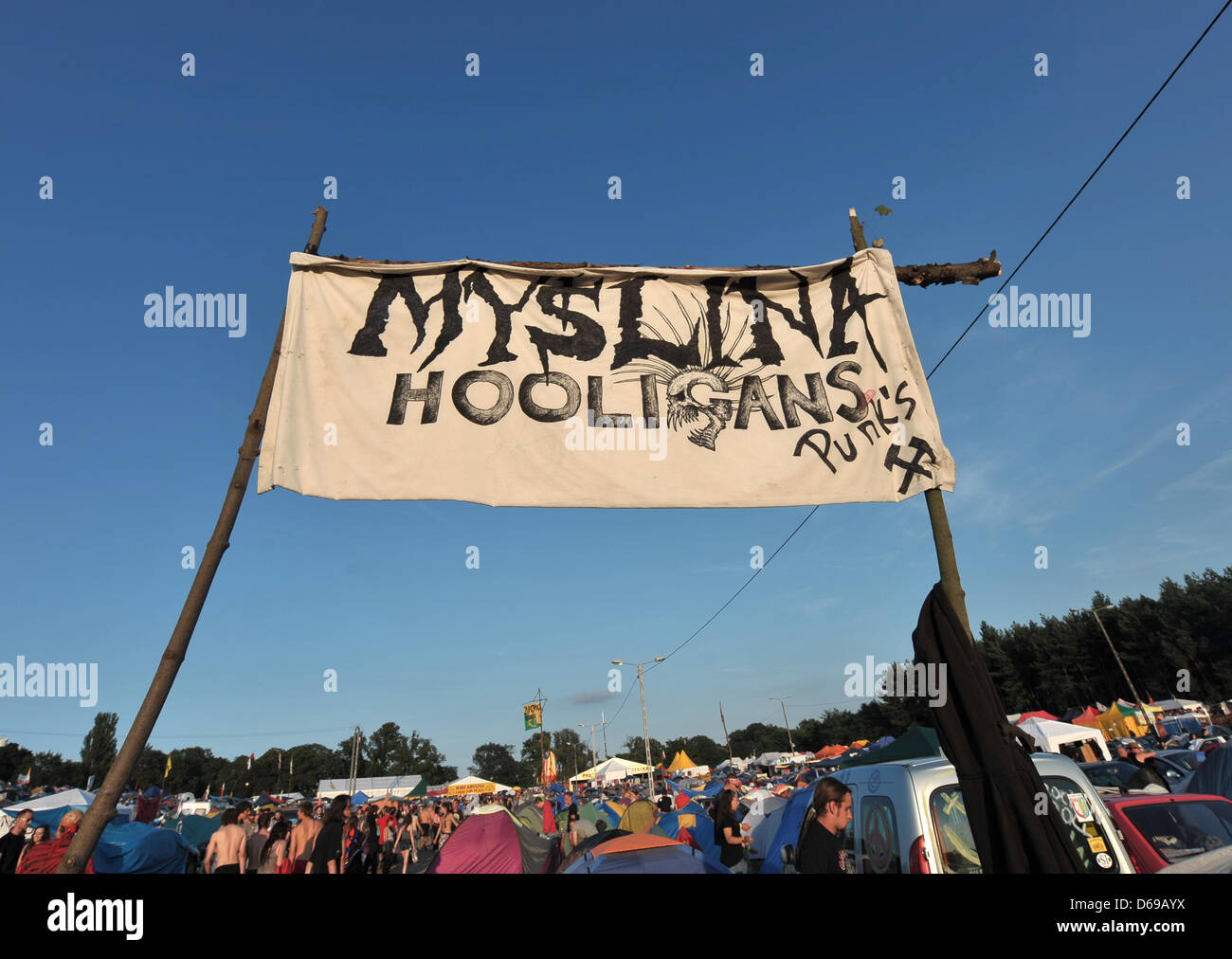 Un banner muestra las letras "Hooligans yslina & Punks' en el 'festival de música Woodstock Station' en Kostrzyn, Polonia, 03 de agosto de 2012. Más de 250.000 visitantes de toda Europa se espera asistan a lo que los organizadores llaman más grande de Europa al aire libre no comercial de eventos de rock. El festival 'Przystanek Woodstock' tiene lugar desde el 02 hasta el 04 de agosto de 2012. Foto: Alex Ehlers Foto de stock