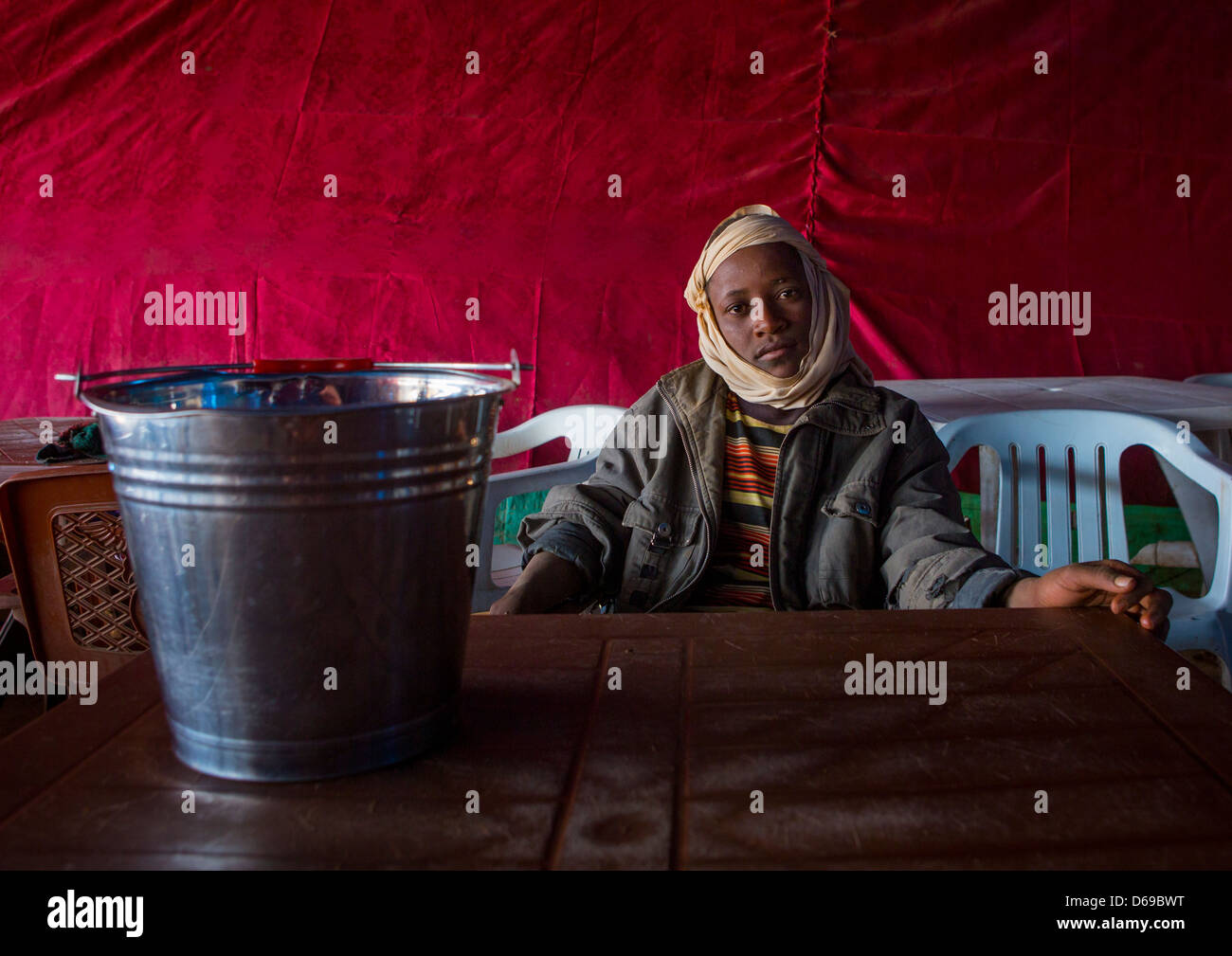 Niño de Darfur en un restaurante local, Alkhanag, Sudán Foto de stock