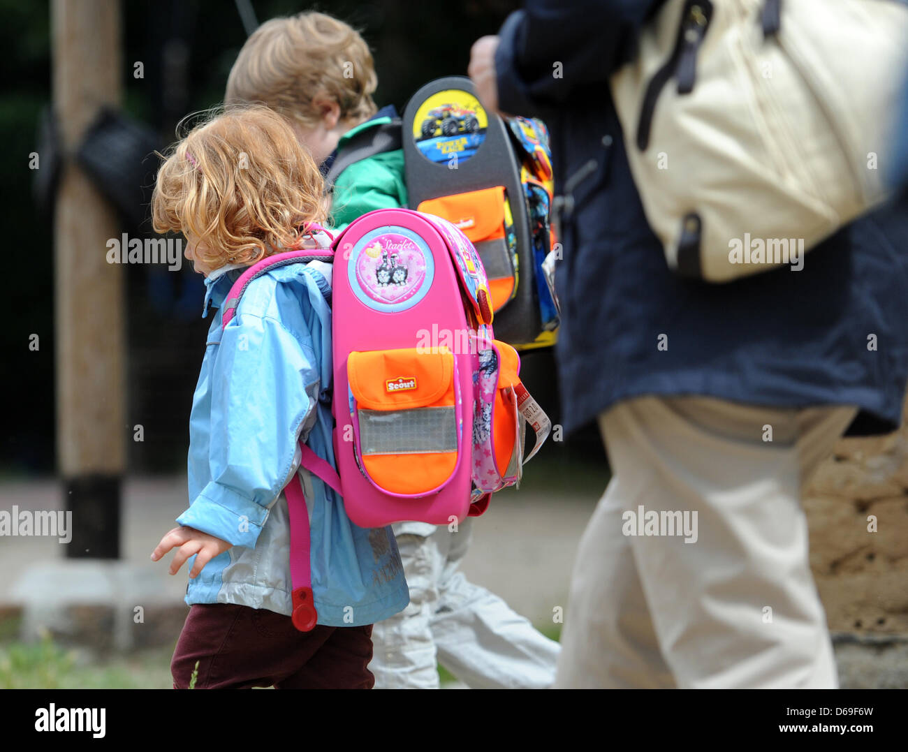 Revelar limpiar desfile Pia (L) y Tim llevar sus bolsas de escuela nueva fecha durante una rueda de  prensa en el centro de recreación 'Die Nische' (el nicho) en Berlín,  Alemania, 08 de agosto de