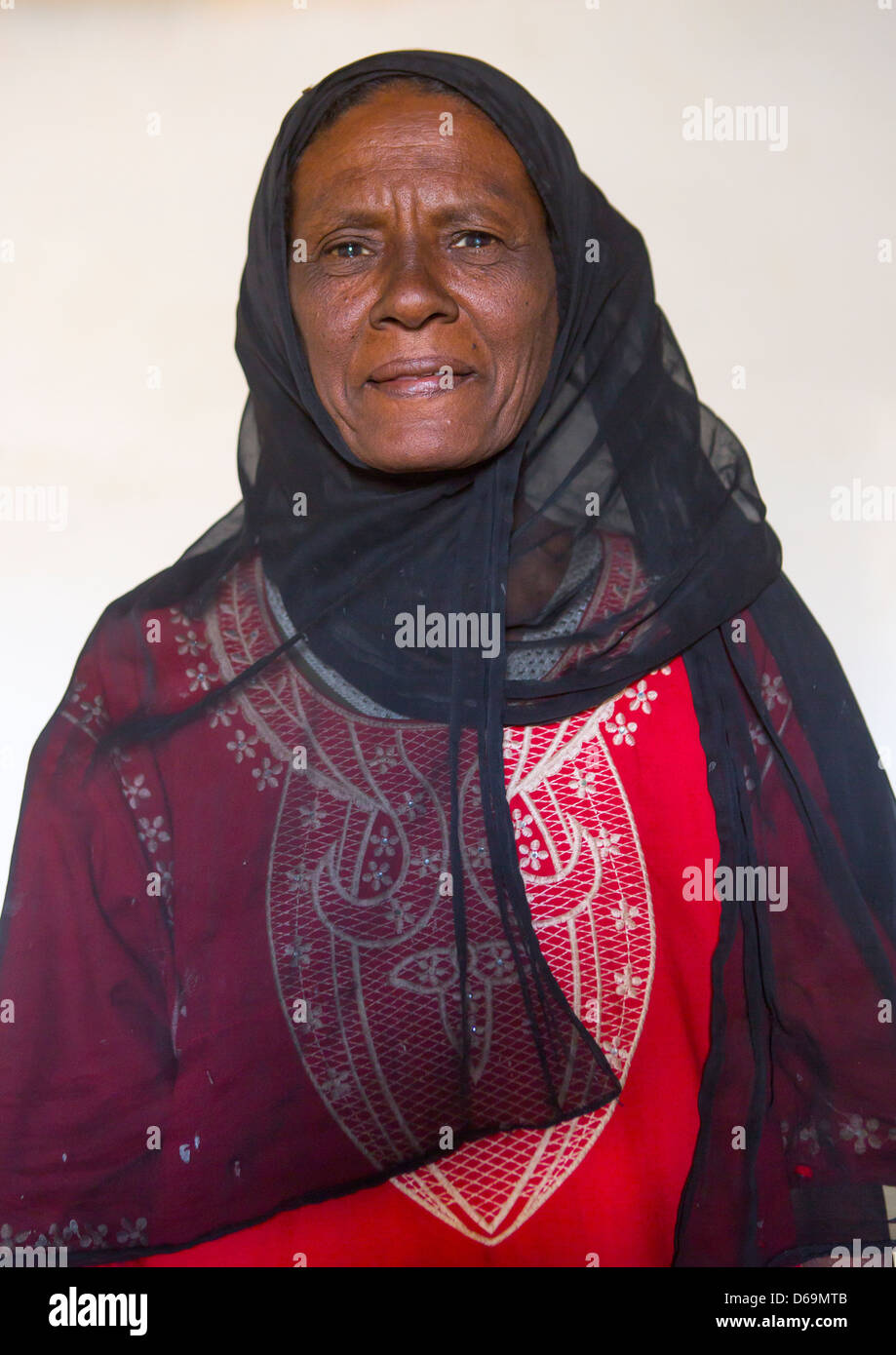 Nubian dama vestida en la bañera tradicional y colorido, Bagrawiyah, Sudán Foto de stock