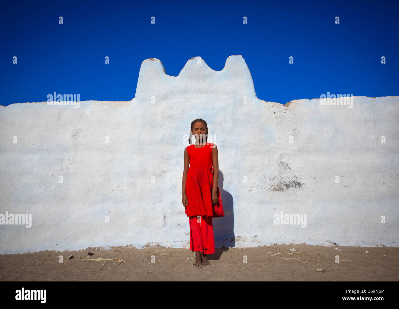 Chica nubia de pie delante de una pared, Tumbus,Sudán Foto de stock