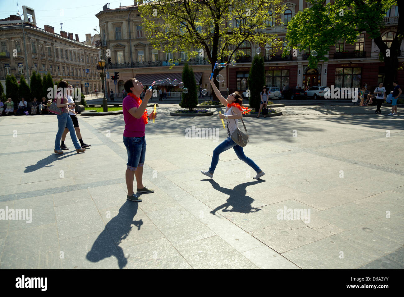 Lviv, Ucrania, los jóvenes se divierten con burbujas de jabón en el prospecto Swobody Foto de stock