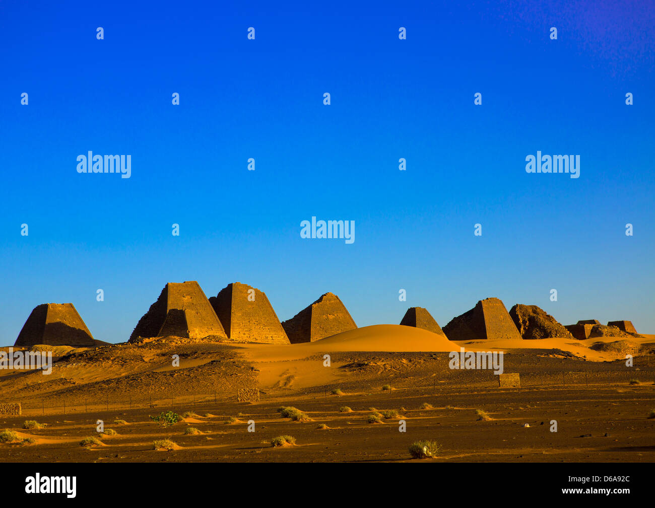 Pirámides en el Cementerio Real de Meroe, en Sudán Foto de stock