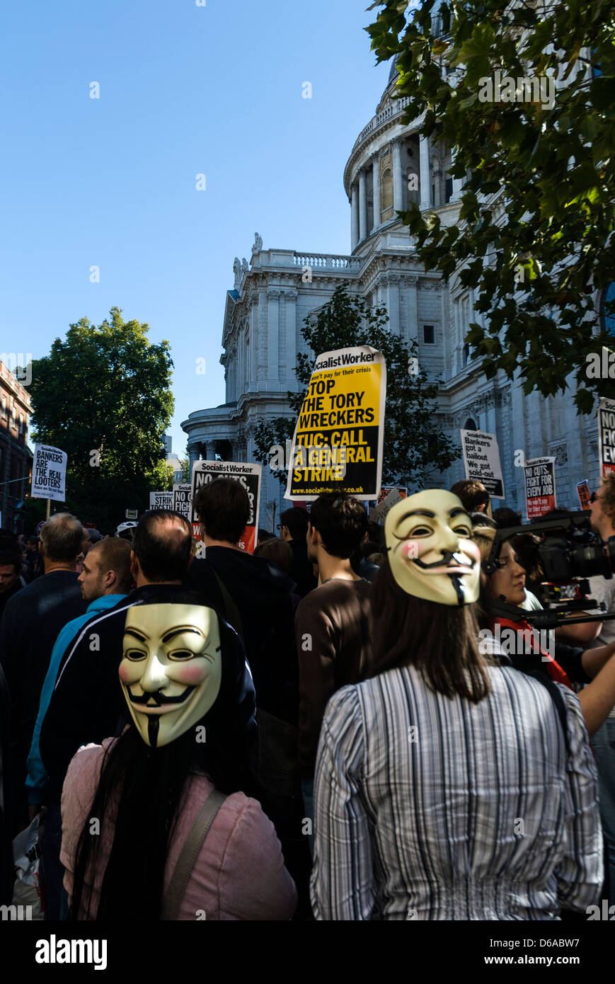 Los manifestantes se están desgastando V de Vendetta ocupan la máscara en el London Stock Exchange. Foto de stock