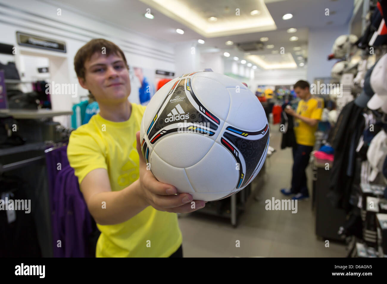 Lviv, Ucrania, distribuidor adidas tiendas con el balón oficial del de la UEFA EURO 2012, el Adidas Tango 12 Fotografía de stock Alamy