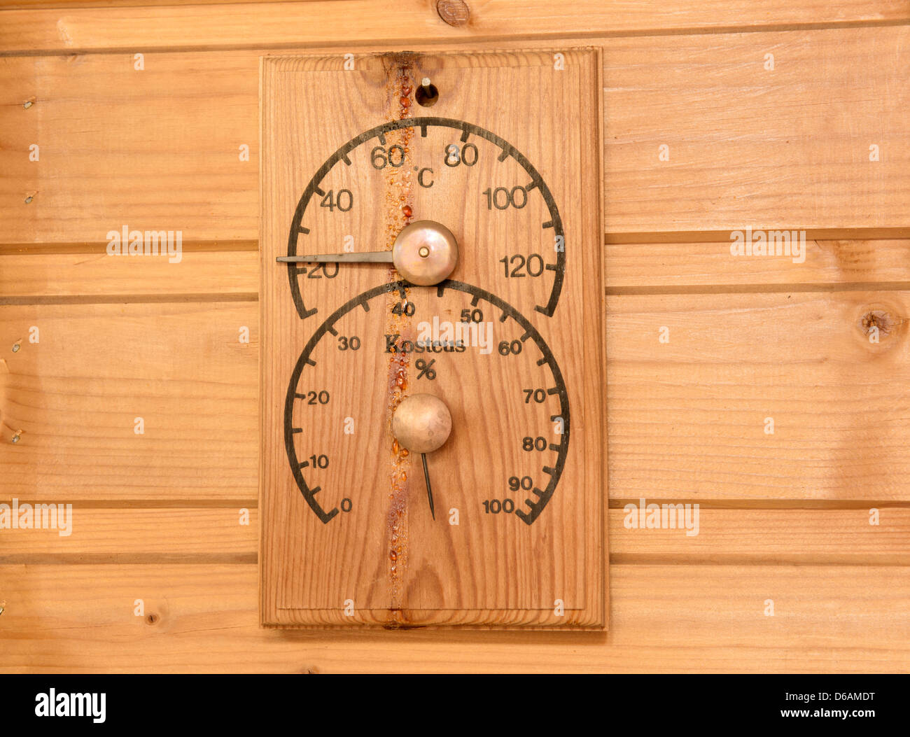 El termómetro y el instrumento de medición de humedad en la sauna finlandesa Foto de stock