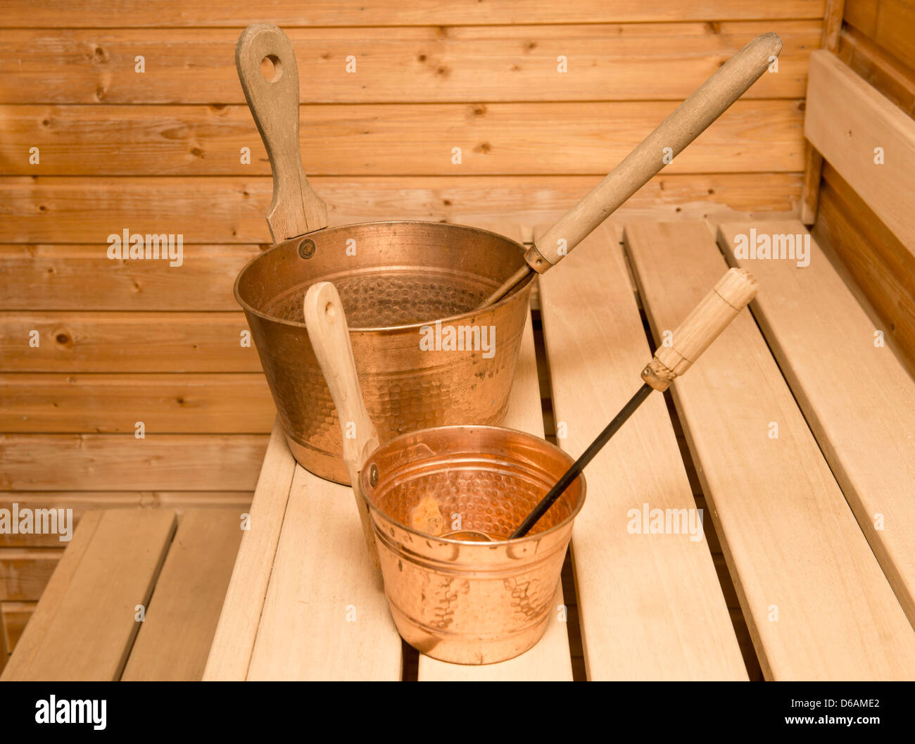 Dos cubos de agua con cucharones en un interior de la sauna finlandesa Foto de stock