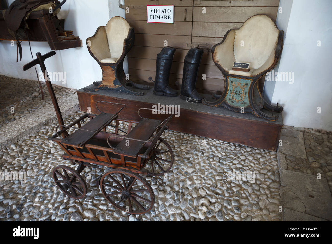 Museo de Antigüedades de carruajes tirados por caballos, Villa Manin, Friuli Foto de stock