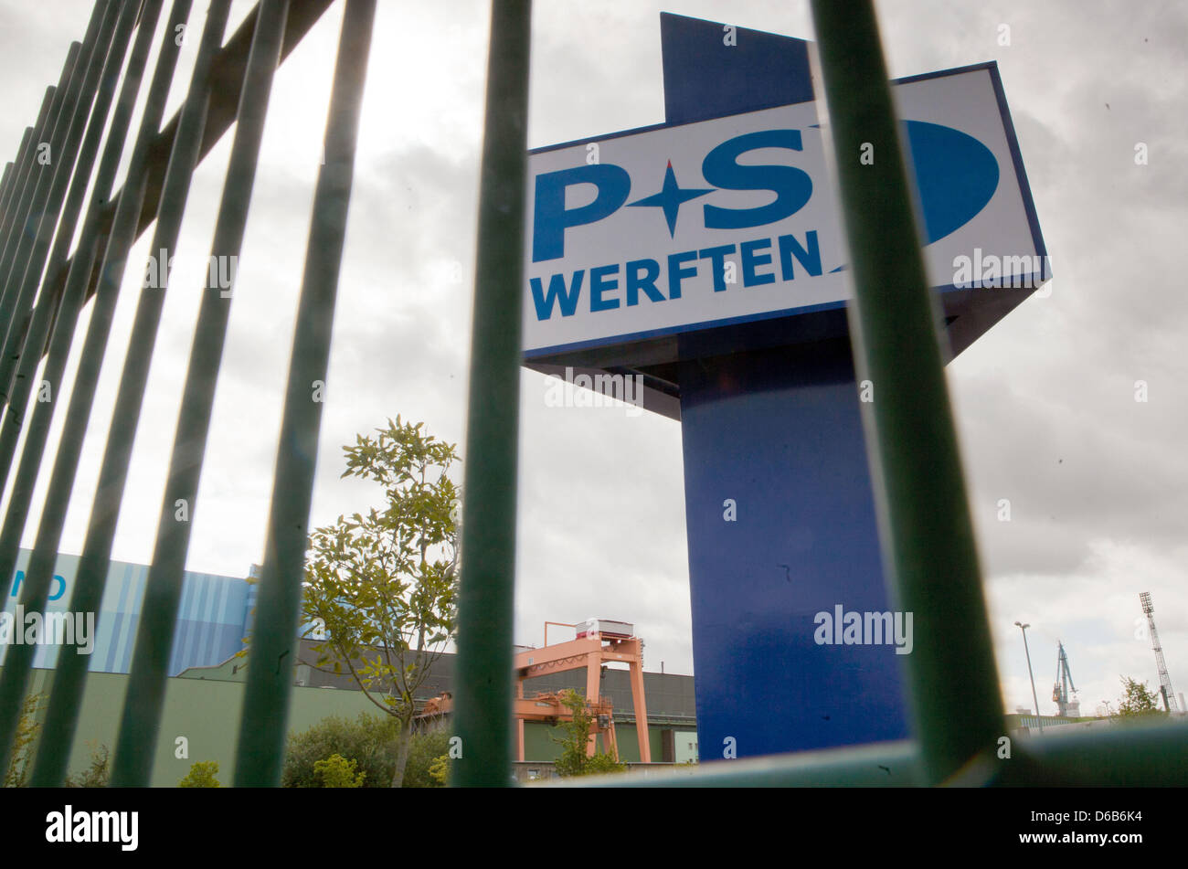 El logotipo de la empresa se ve en los locales de P+S Astilleros en Stralsund, Alemania, 21 de agosto de 2012. La lucha P+S Astilleros en Stralsund y Wolgast no recibirán más ayuda financiera del estado federal alemán de Mecklemburgo-Pomerania Occidental, y ahora se enfrentan a la quiebra. Fotografía: Jens Buettner Foto de stock