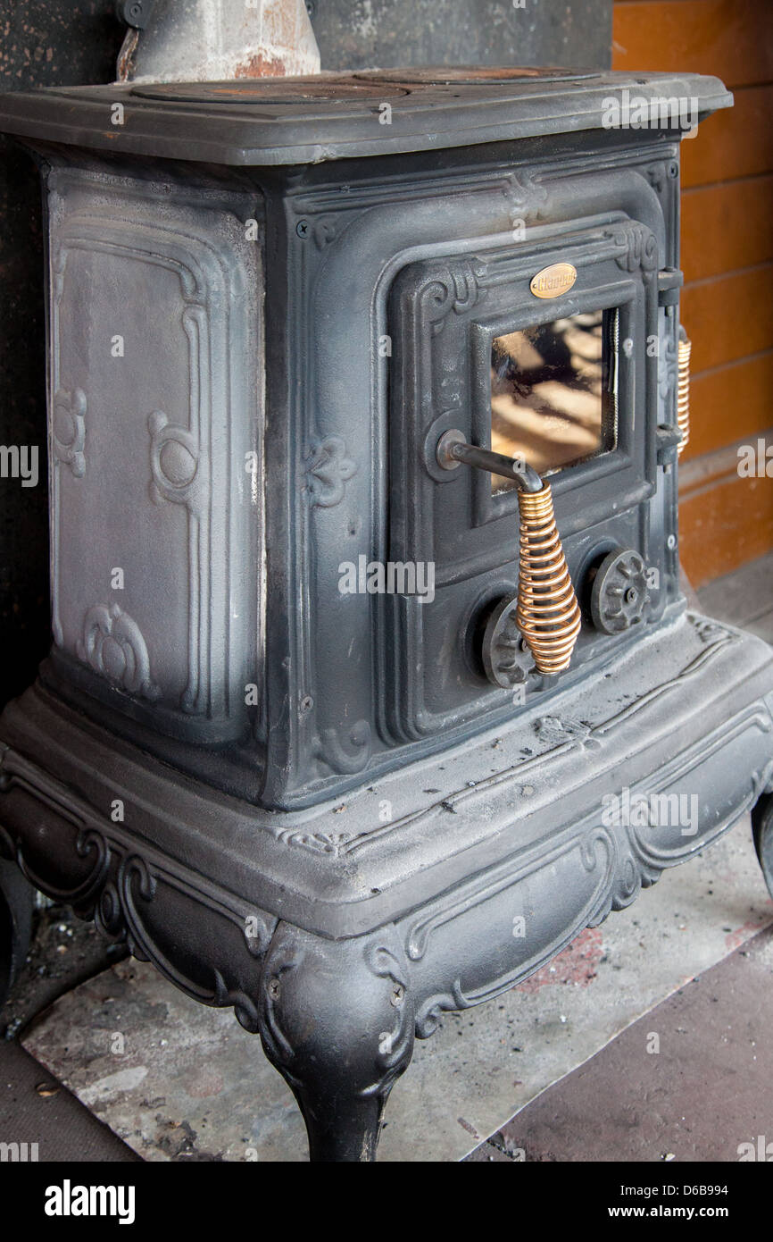 Estufa de hierro fundido fotografías e imágenes de alta resolución - Alamy