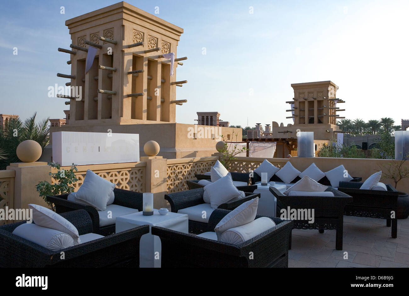 Dubai, un bar al aire libre del restaurante del Madinat Jumeirah Resort Foto de stock