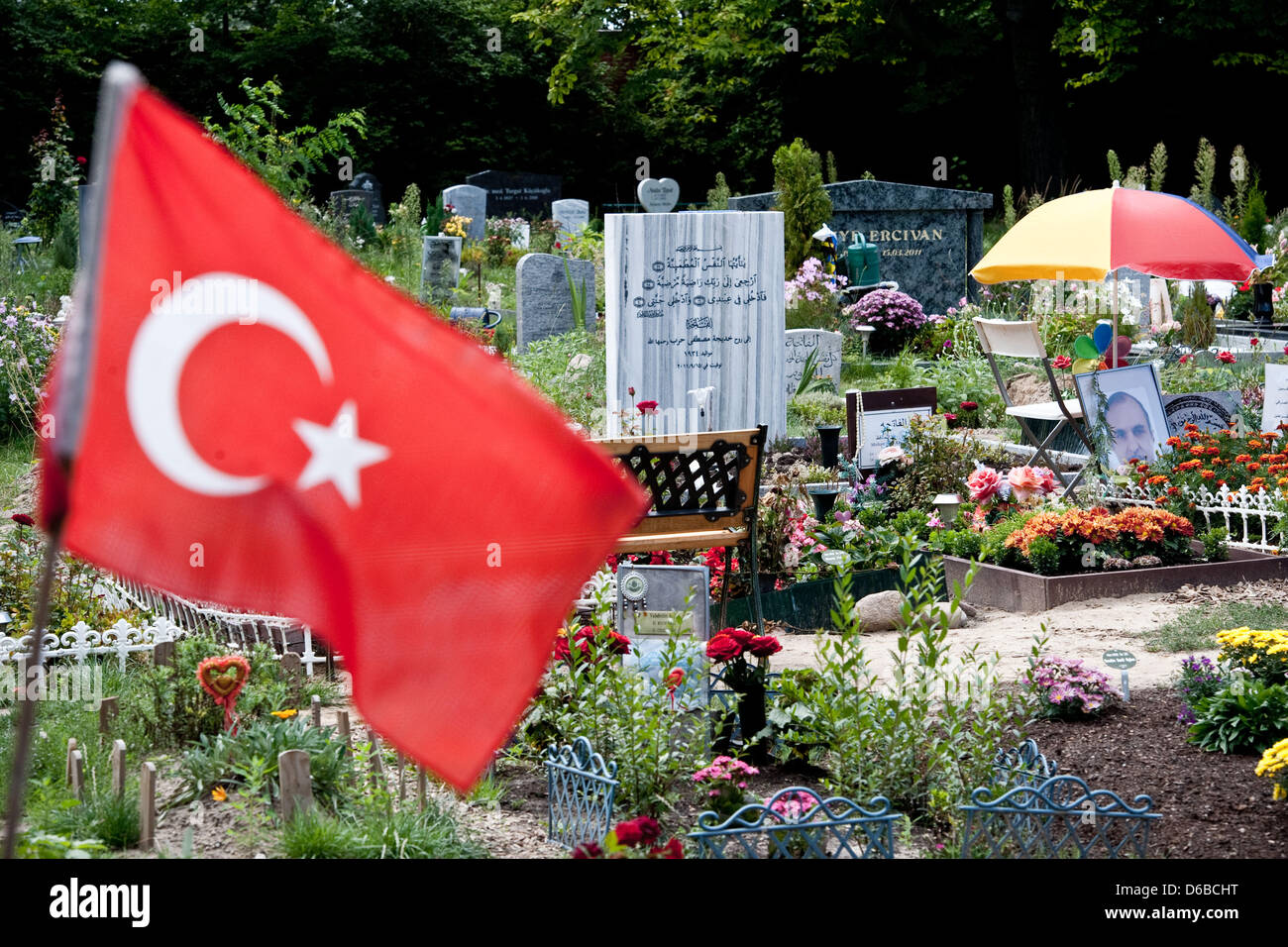 Banderas turcas en el cementerio islámico en Berlín, Alemania, el 27 de agosto de 2012. Debido a la alta demanda de parcelas, el cementerio sólo tiene 50 parcelas más abierta disponible. Foto: Robert Schlesinger Foto de stock