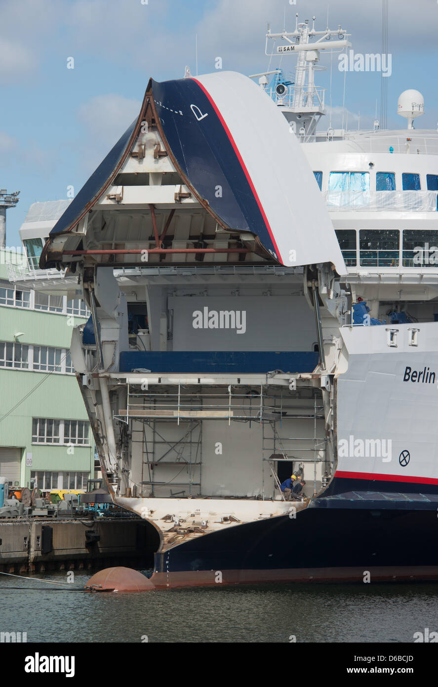 Vista de la Scandlines ferry "Berlin" en el muelle de la P+S Astilleros en Stralsund, Alemania, 27 de agosto de 2012. La lucha P+S Astilleros en Stralsund y Wolgast no recibirán más ayuda financiera del estado federal alemán de Mecklemburgo-Pomerania Occidental, y ahora se enfrentan a la quiebra. Foto: Stefan SAUER Foto de stock