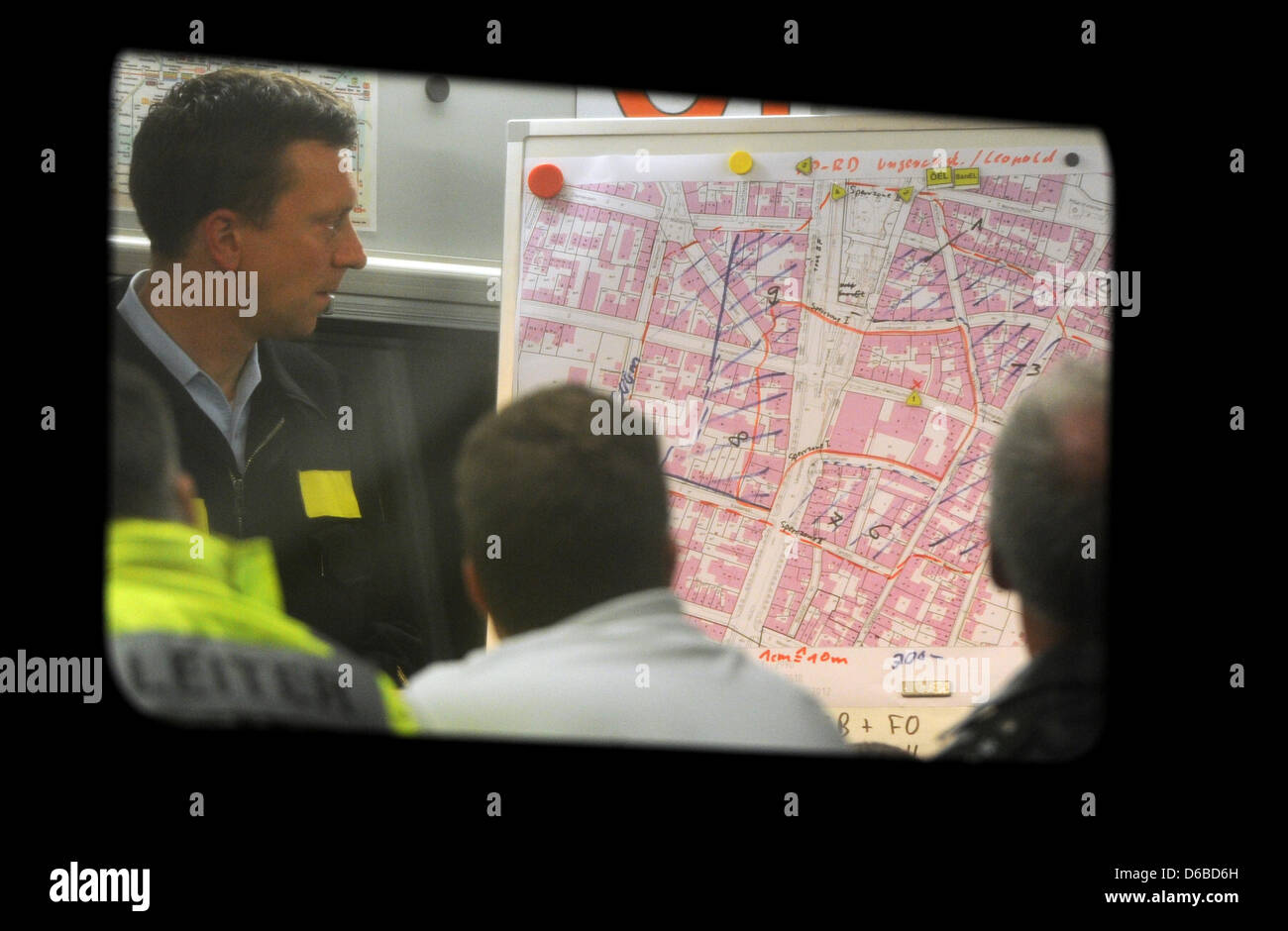 Acción obliga a planificar su funcionamiento después de una bomba de 250 kg había sido descubierto en Munich, Alemania, a comienzos del 28 de agosto de 2012. El dud se encontró durante las obras de construcción de los locales de un antiguo pub causando alrededor de 2.500 personas a evacuar sus hogares. Foto: Marc Mueller Foto de stock