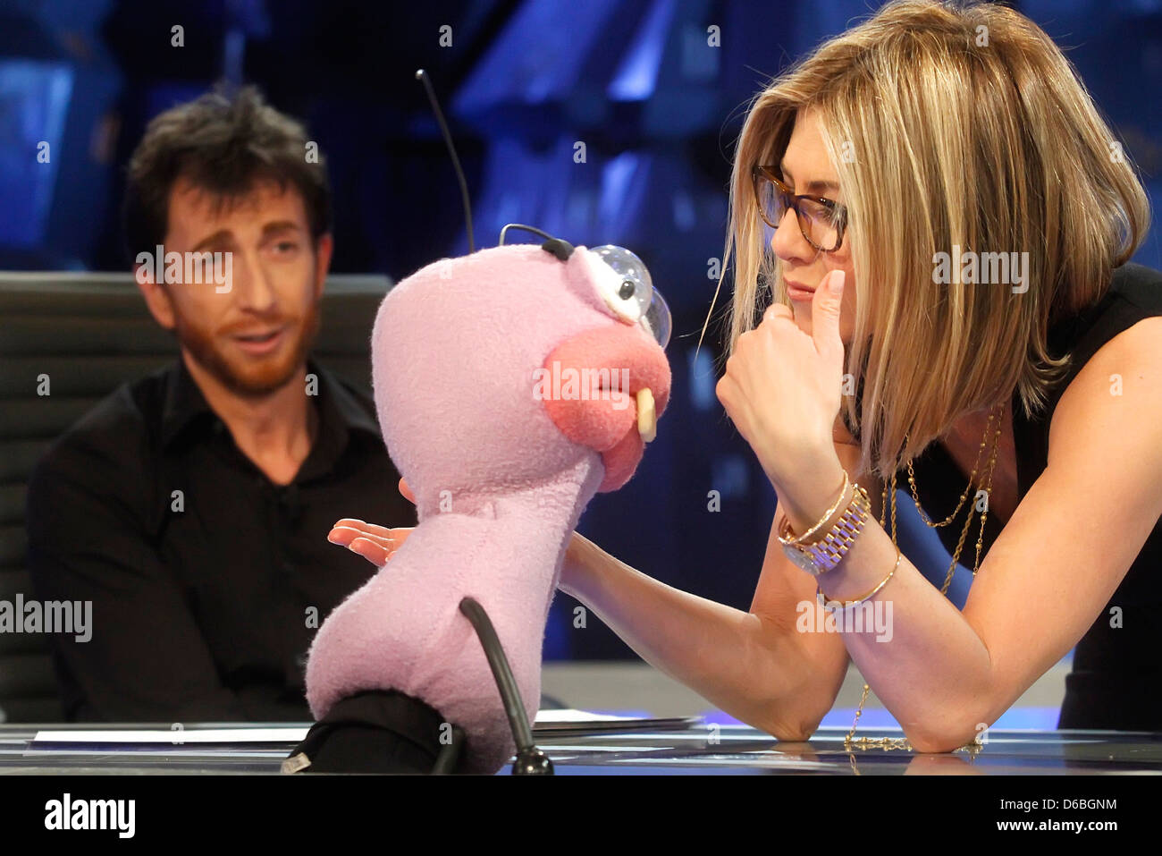 Jennifer Aniston mostrando un nuevo corte de pelo como ella promueve su  película "Ir" en el programa de Televisión Española 'El Hormiguero'  Fotografía de stock - Alamy