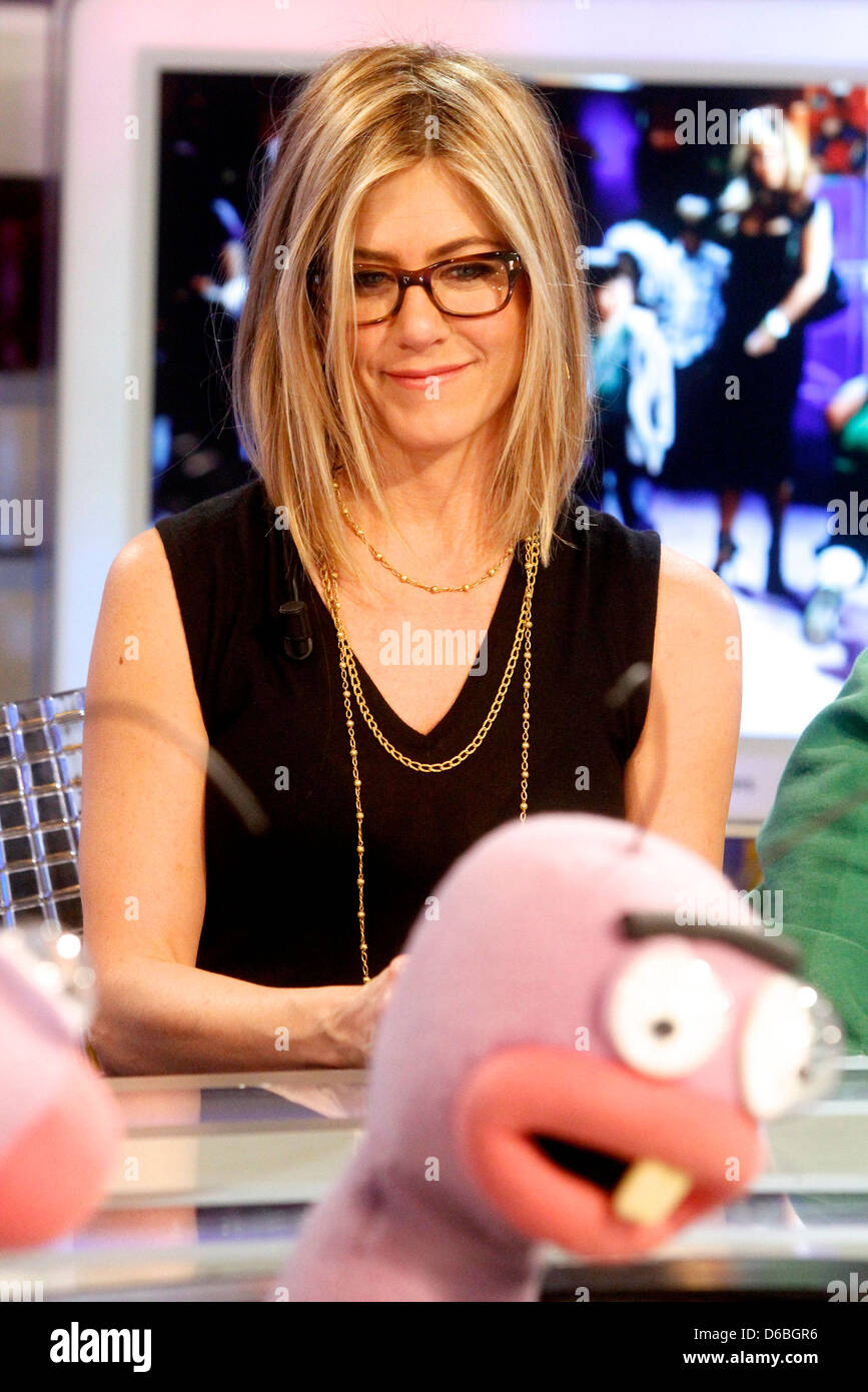 Jennifer Aniston Peliculas Y Programas De Television Jennifer Aniston mostrando un nuevo corte de pelo como ella promueve su  película "Ir" en el programa de Televisión Española 'El Hormiguero'  Fotografía de stock - Alamy