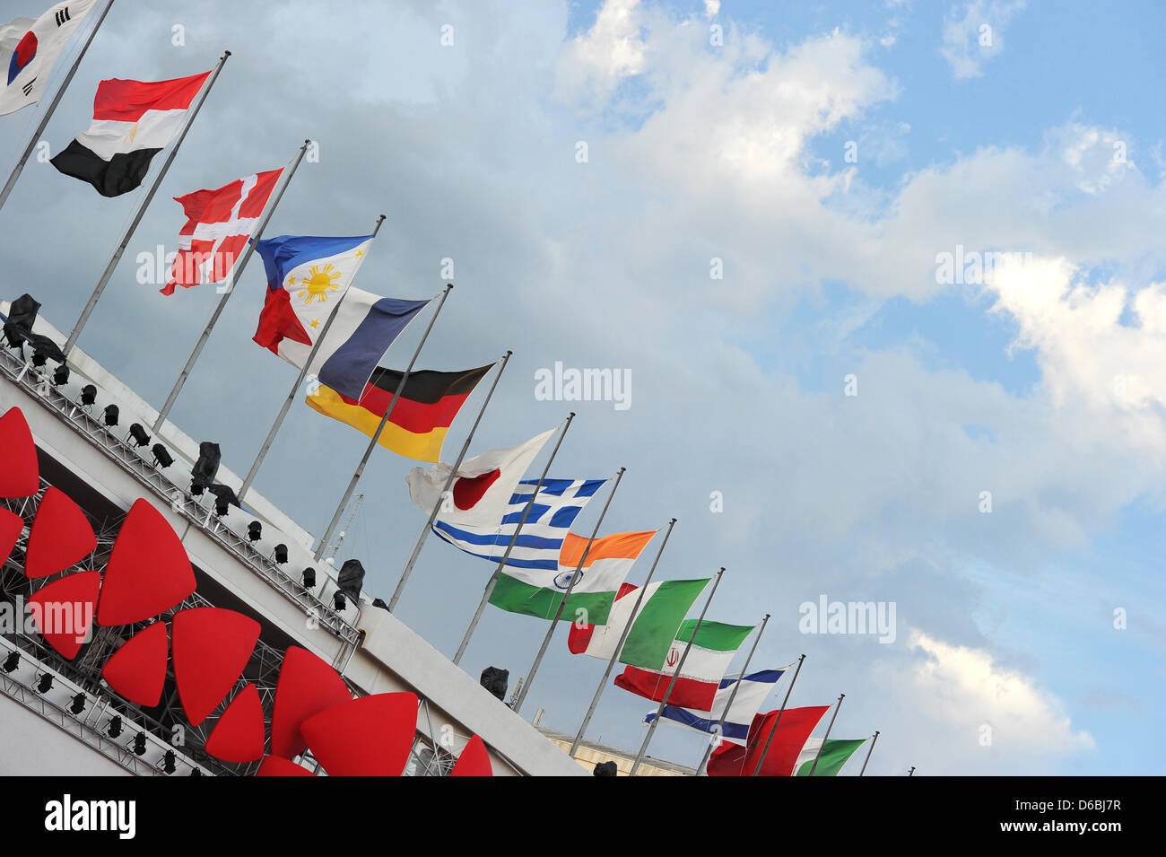 Varias banderas nacionales se publican en el Palazzo del Cinema en el centro de la 69ª Mostra de Venecia, Italia, el 31 de agosto de 2012. Foto: Jens Kalaene Foto de stock