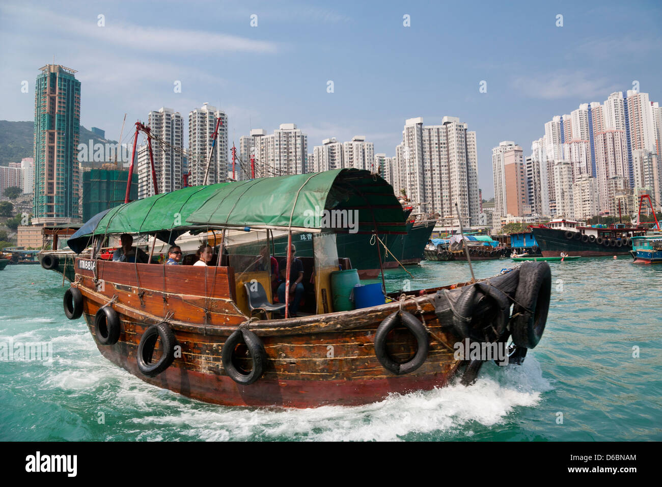 China, Hong Kong, Aberdeen, el Puerto de Aberdeen, Ap Lei Chau ferry sampan Foto de stock