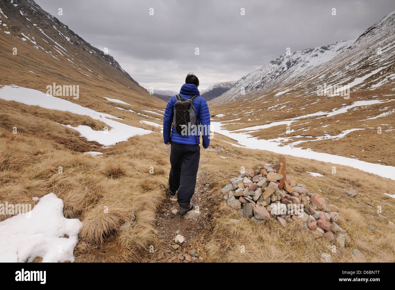 Walker en el Lairig Gartain pase en Glencoe, Scottish Highlands, Escocia Foto de stock