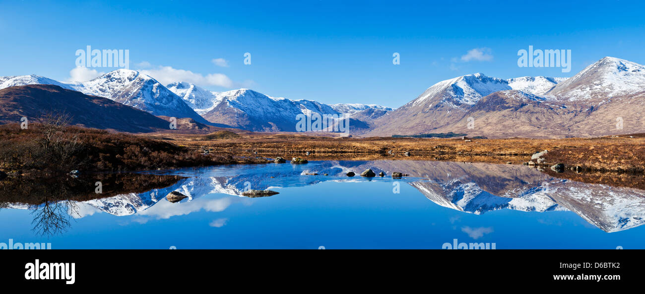 Montañas cubiertas de nieve alrededor de Lochan nah Achlaise reflejado en el Lochan Rannoch Moor Argyll y Bute Scottish Highlands UK GB Europa Foto de stock