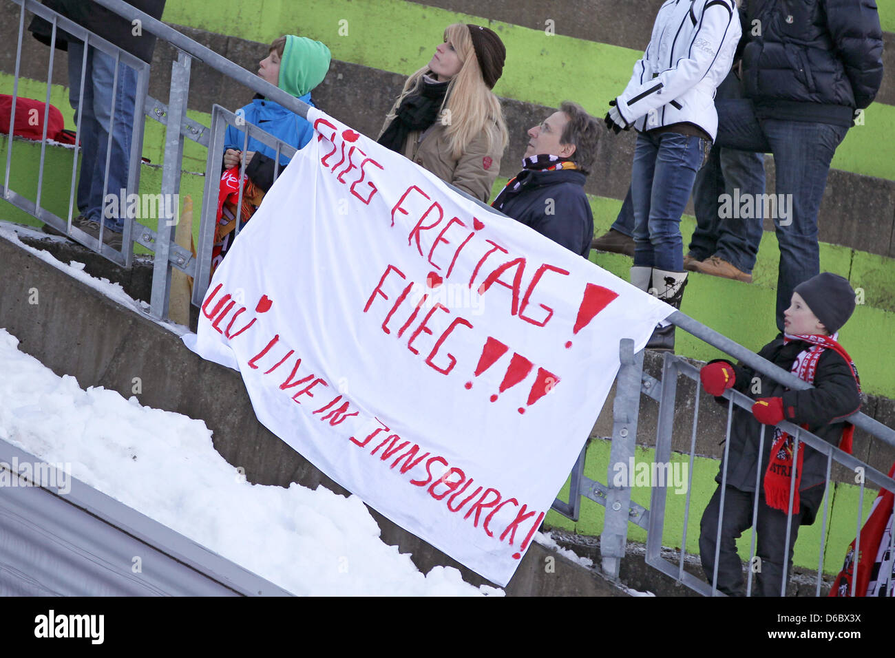 Fans alemanes pararse detrás de una pancarta de apoyo de puente de esquí alemán Richard Freitag durante el tercer salto en el 60º Torneo cuatro colinas en Innsbruck, Austria, 03 de enero de 2012. Foto: DANIEL KARMANN Foto de stock