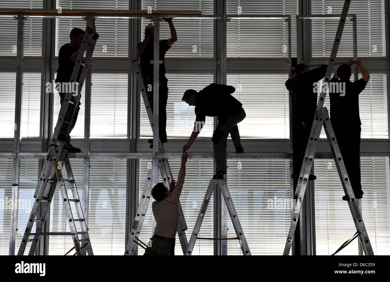 (Archivo) Una foto de archivo de fecha 23 de febrero de 2011 muestran que los empleados el desmantelamiento de la etapa después de la conferencia de prensa de los estados financieros de Commerzbank AG en Frankfurt, Alemania. La economía alemana creció un 3,0 por ciento el año pasado. A pesar de la crisis de la deuda y del euro weaking economía mundial, el crecimiento de la economía alemana fue casi tan fuerte como el año anterior. Foto: Arne Dedert Foto de stock