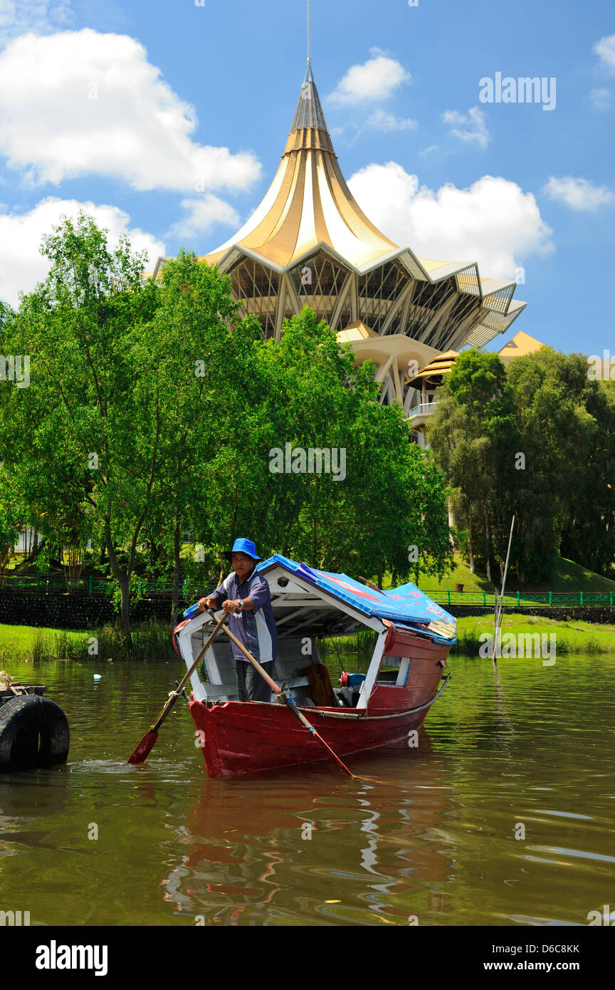 Tambang taxi acuático en el río Sungai Sarawak con el edificio de la Asamblea Legislativa del Estado de Kuching, Sarawak, Borneo Foto de stock