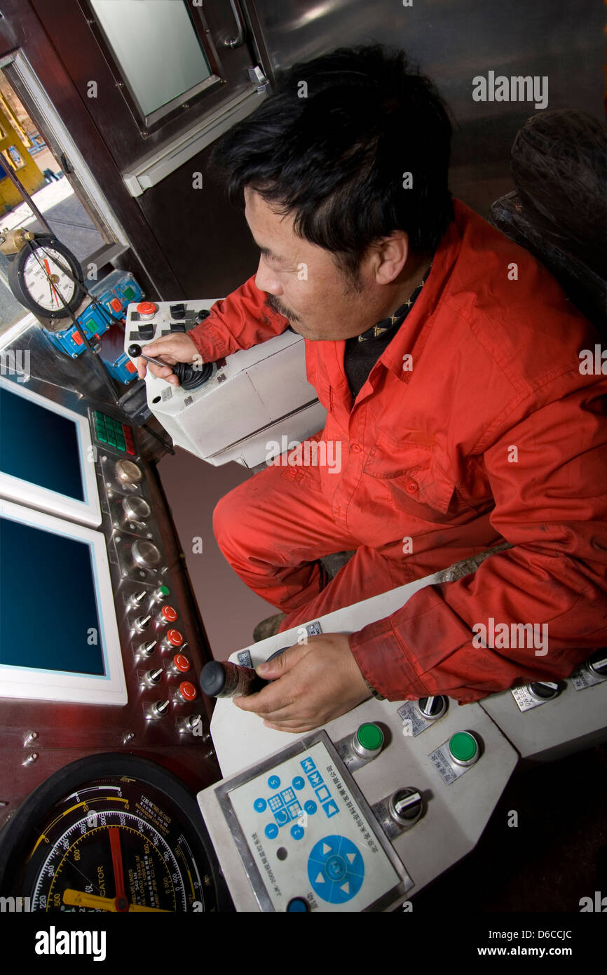 Rig taladrador dentro de la sala de control de la exploración de petróleo y gas onshore rig. El Kurdistán iraquí Irak Foto de stock