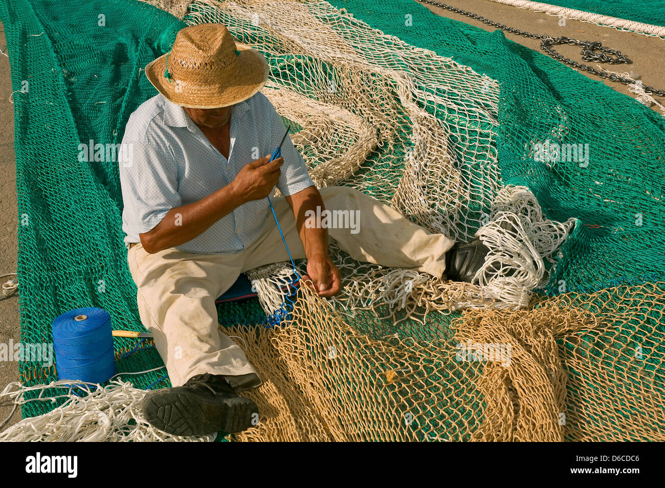 Cosiendo redes de pesca, Isla Cristina, Huelva, provincia, región de Andalucía, España Foto de stock