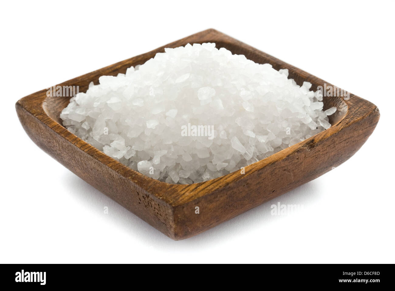 La sal del mar sano en el tazón de madera closeup Foto de stock