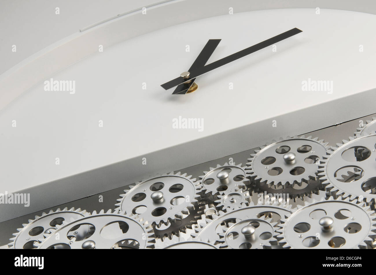 Disparo inclinado de un reloj de cara blanca con manos negras y