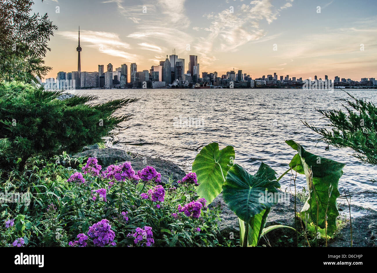 HDR inusual ver hacia el horizonte de Toronto desde las islas del puerto Foto de stock