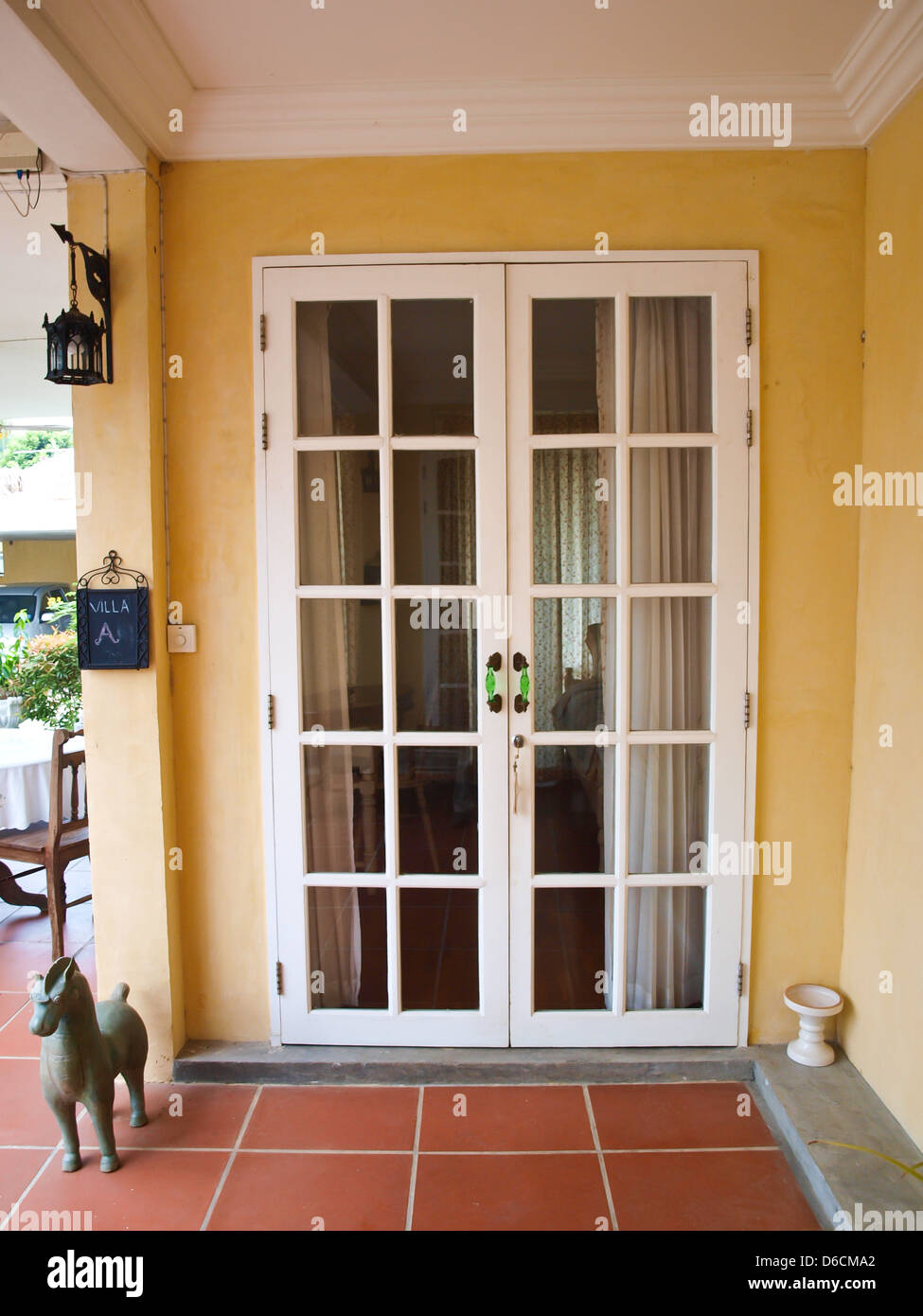 Puertas de patio fotografías e imágenes de alta resolución - Alamy