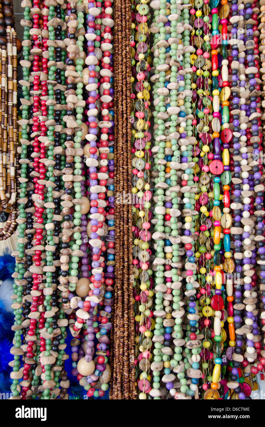 Brasil, Amazonas, Manaus. Recuerdo típico brasileño collares artesanías  hechas de madera, nueces y semillas Fotografía de stock - Alamy
