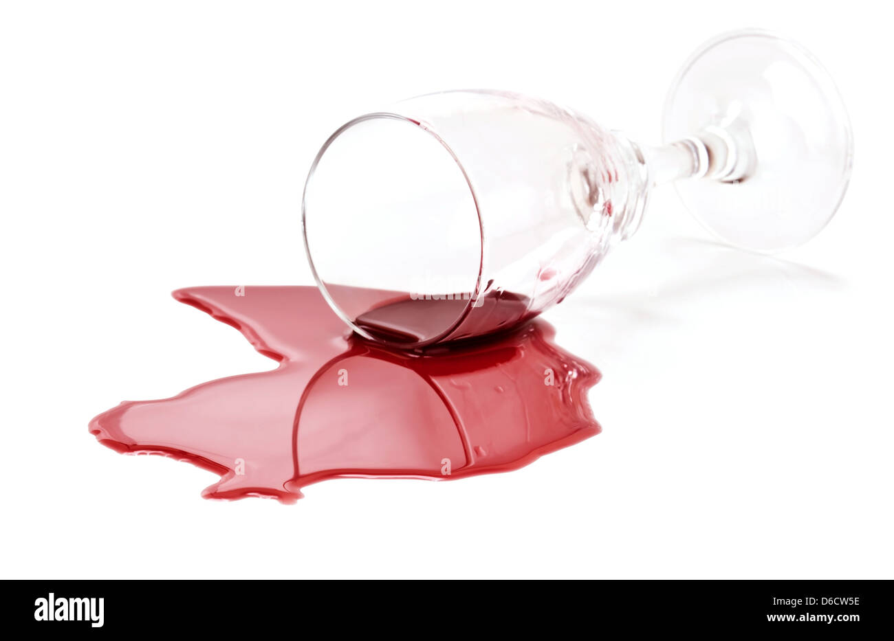 Copa de vino rojo derramado Foto de stock
