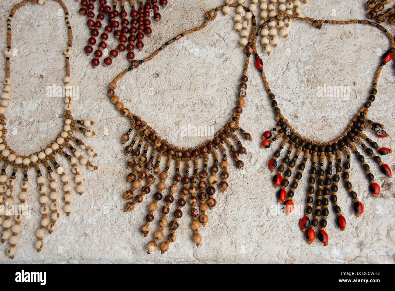 Brasil, Amazonas, Alter do Chao. Recuerdo típico collares artesanales  elaborados a partir de las nueces y las semillas Fotografía de stock - Alamy