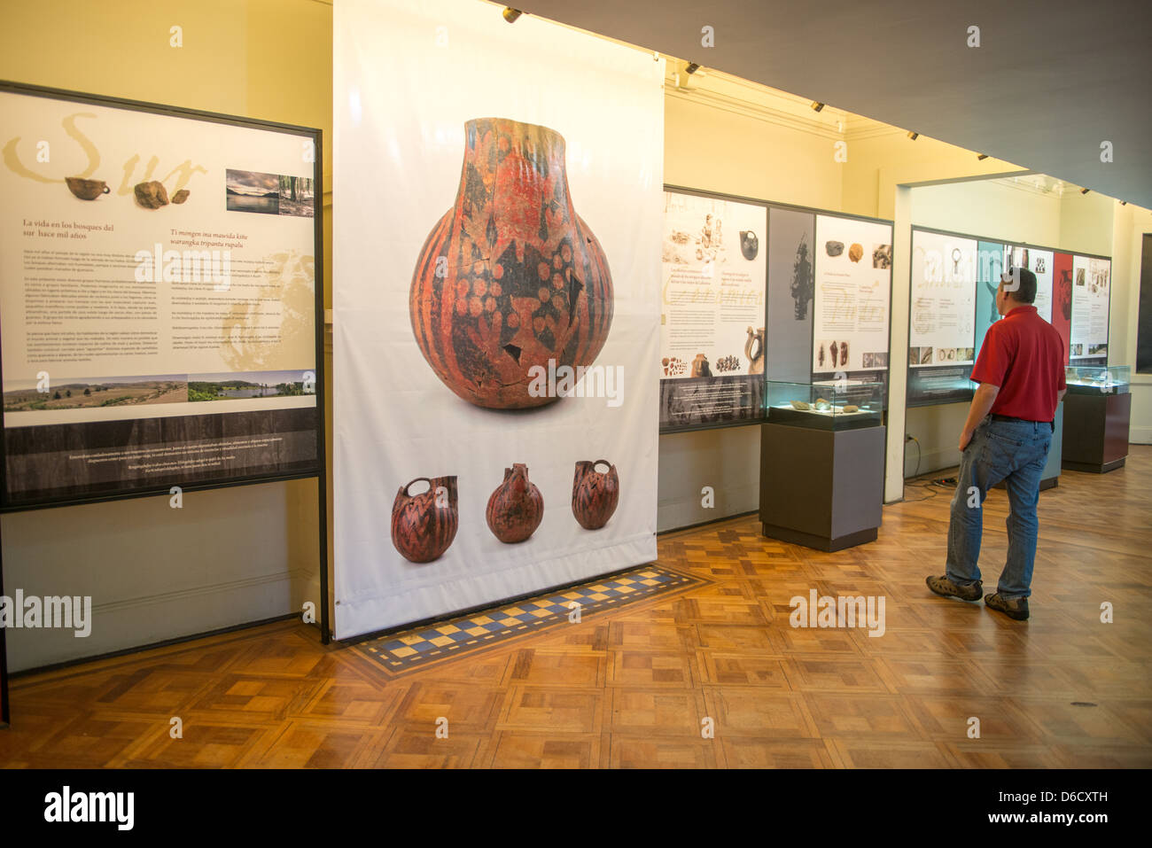Exposición en el Museo de Historia Cultural en la ciudad de Temuco, Chile Foto de stock