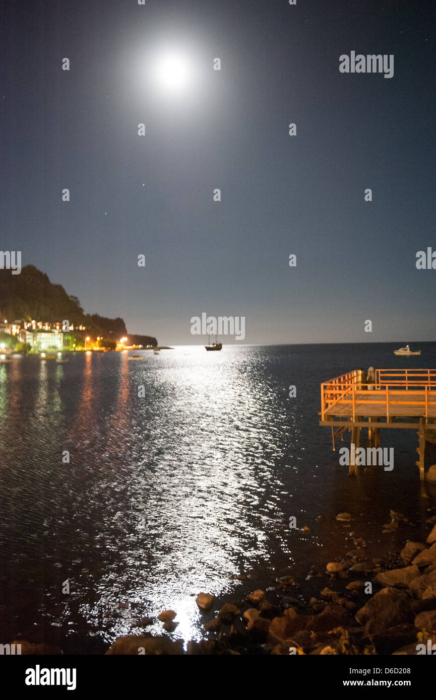A la luz de la luna sobre el agua en la ciudad de Puerto Varas, Chile Foto de stock
