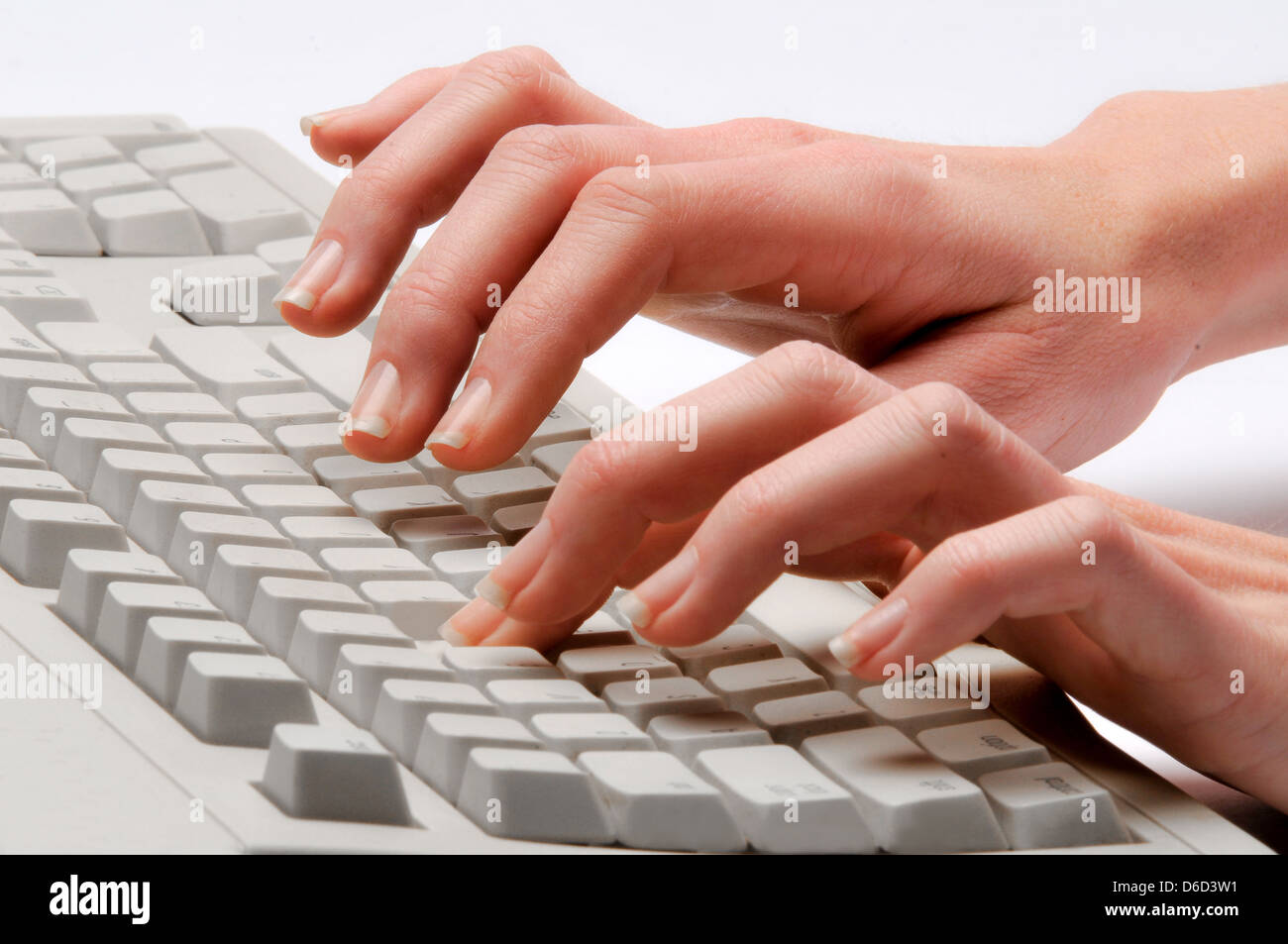 Manos escribiendo en el teclado Foto de stock
